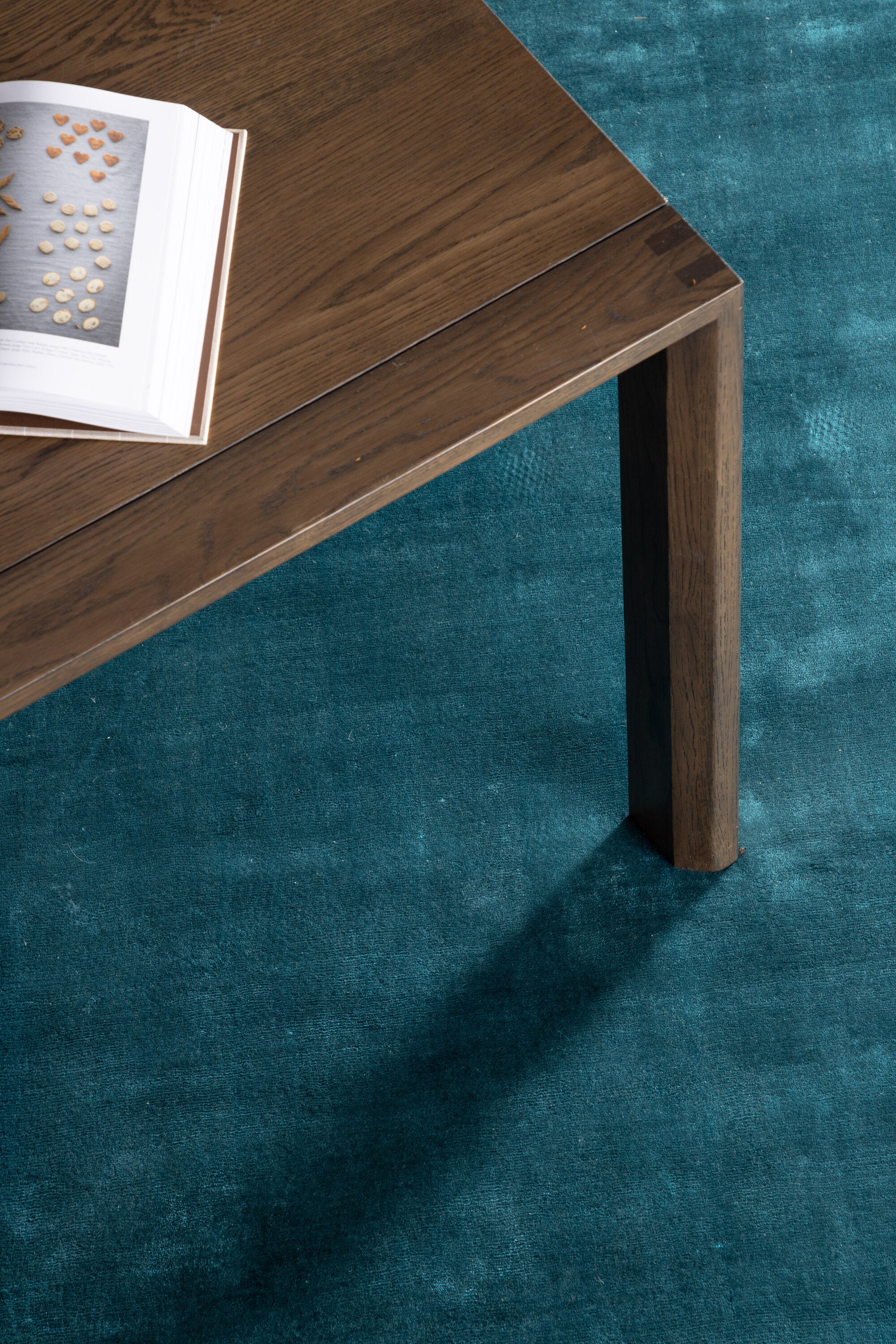 Indra Teppich in Blau präsentiert im Onlineshop von KAQTU Design AG. Teppich ist von Venture Home