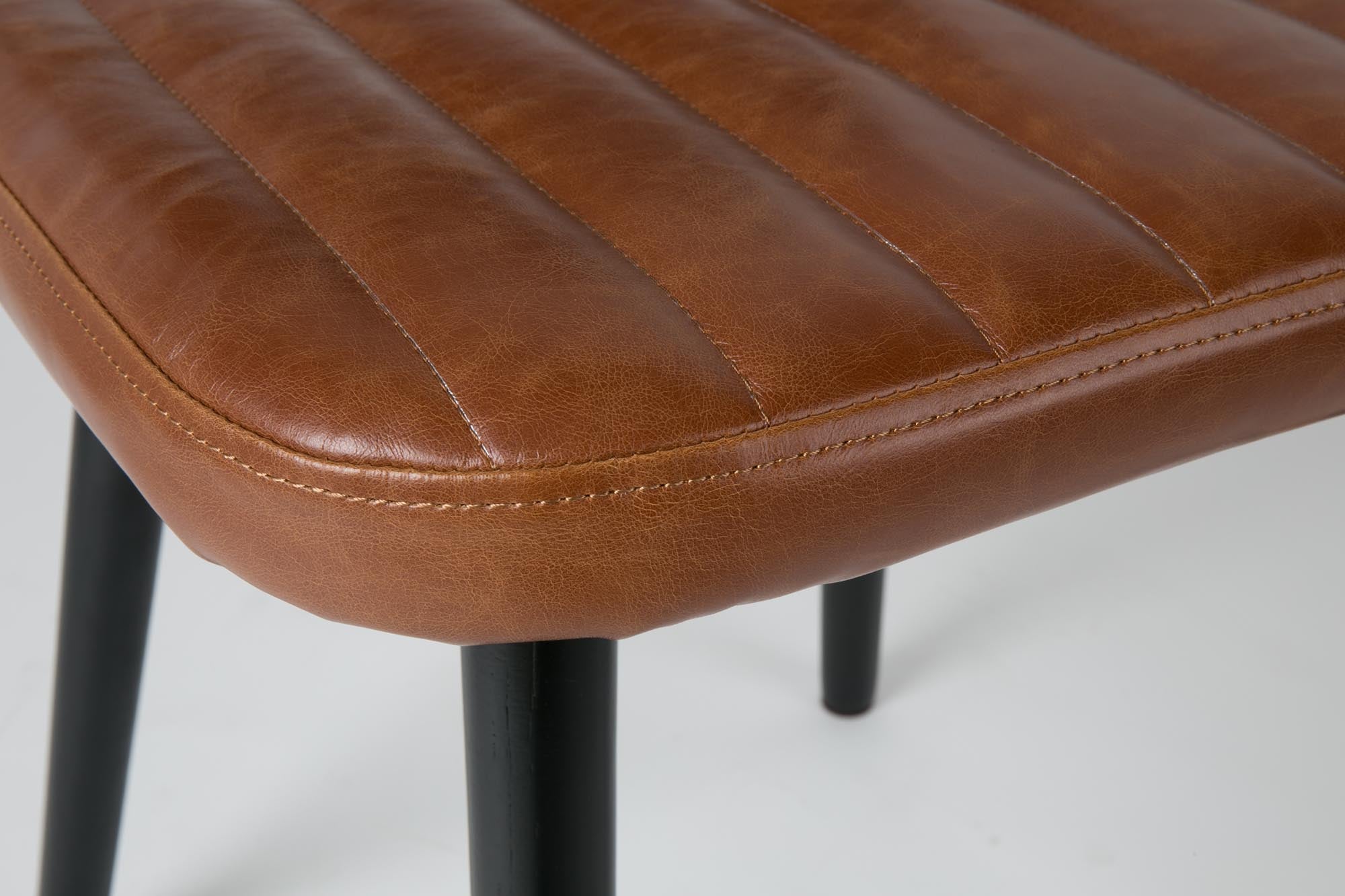 Entdecken Sie den Stuhl "Jake Worn" von White Label Living – rustikaler Charme trifft auf zeitloses Design für Ihr Zuhause.