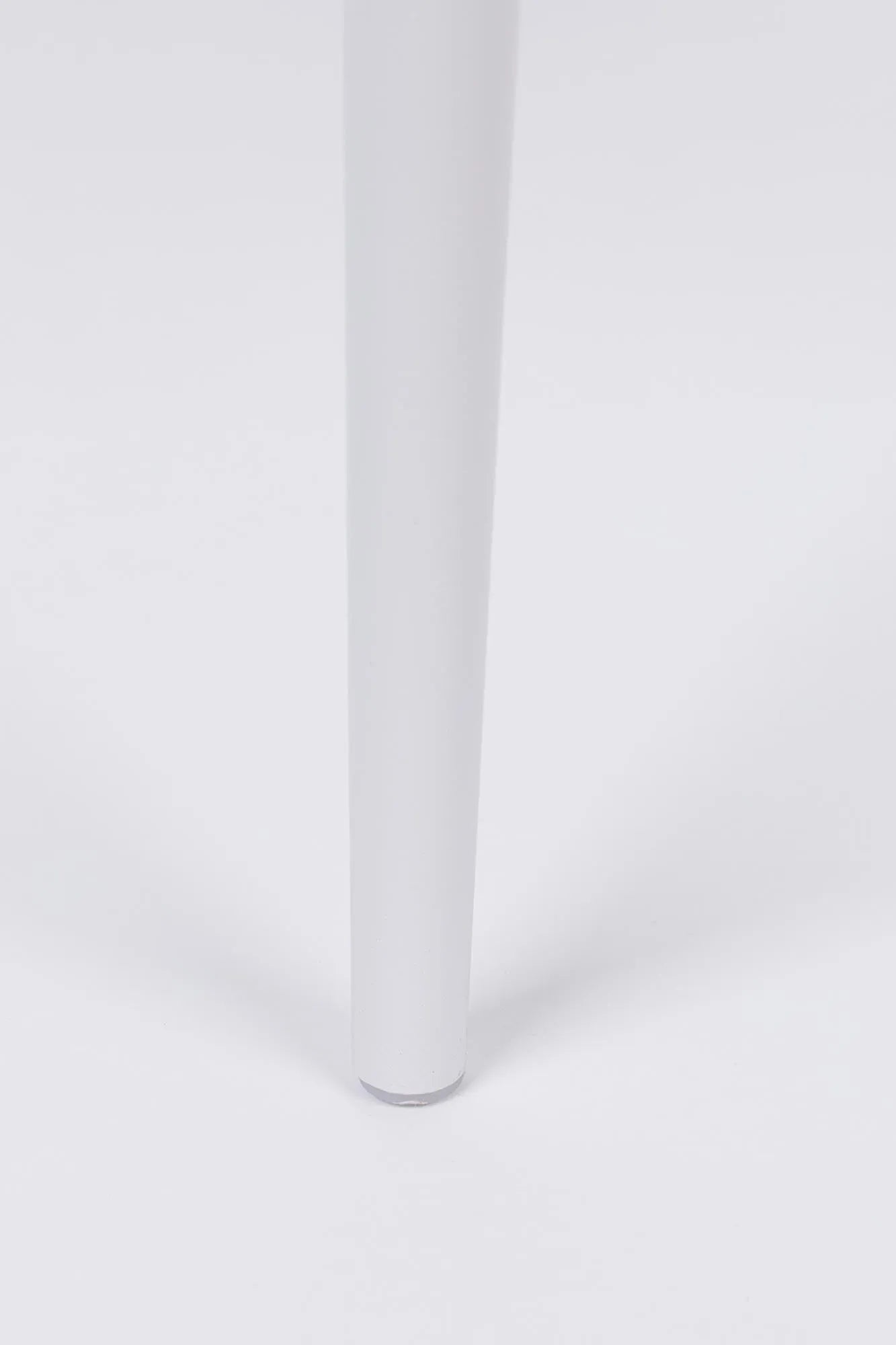 Der Stuhl PIP von White Label Living vereint minimalistisches Design mit ergonomischem Komfort und passt sich dank vielfältiger Farben jedem Raum an.