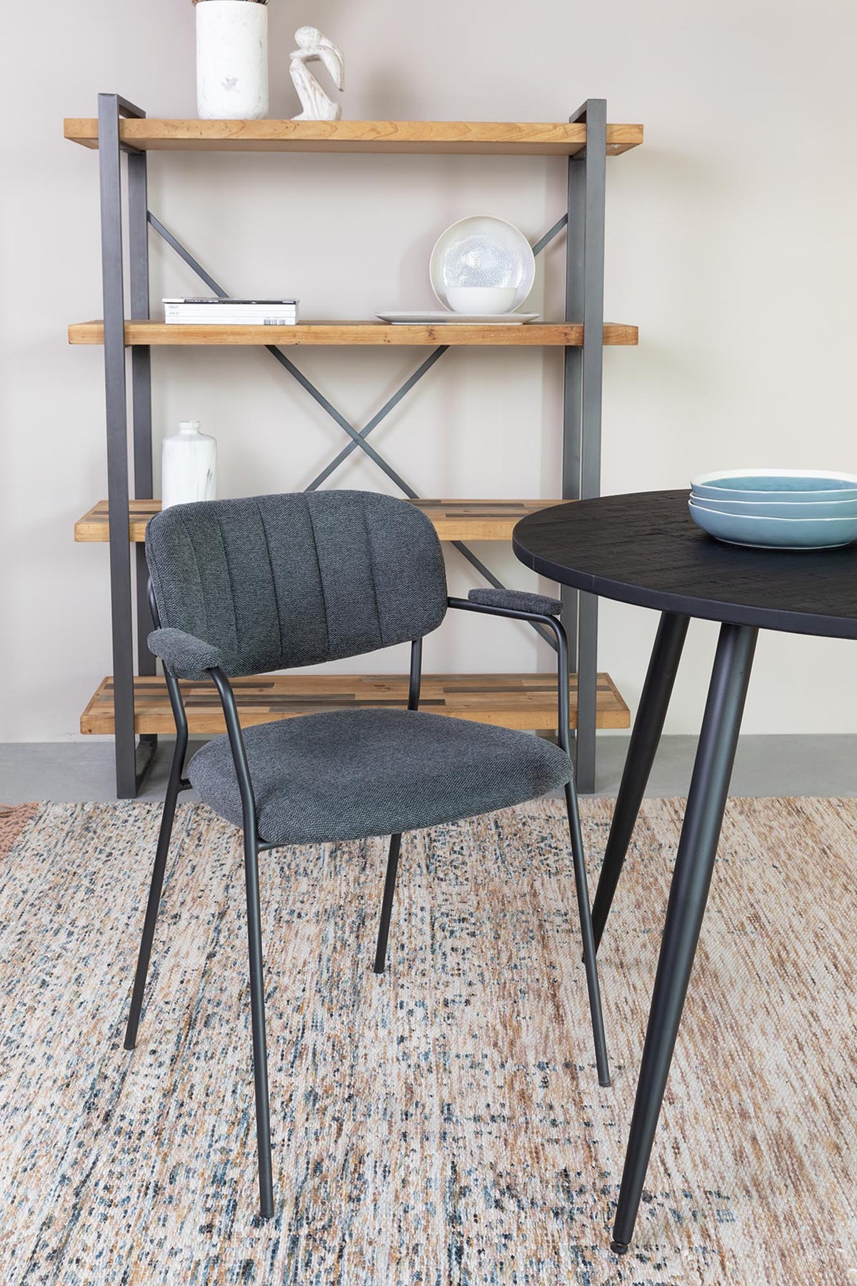 Stuhl Jolien gepolstert V1 in Grau präsentiert im Onlineshop von KAQTU Design AG. Stuhl ist von White Label Living