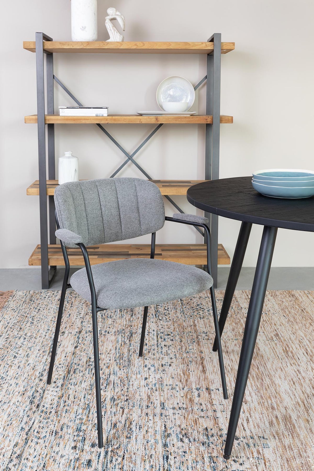 Stuhl Jolien gepolstert V1 in Grau präsentiert im Onlineshop von KAQTU Design AG. Stuhl ist von White Label Living