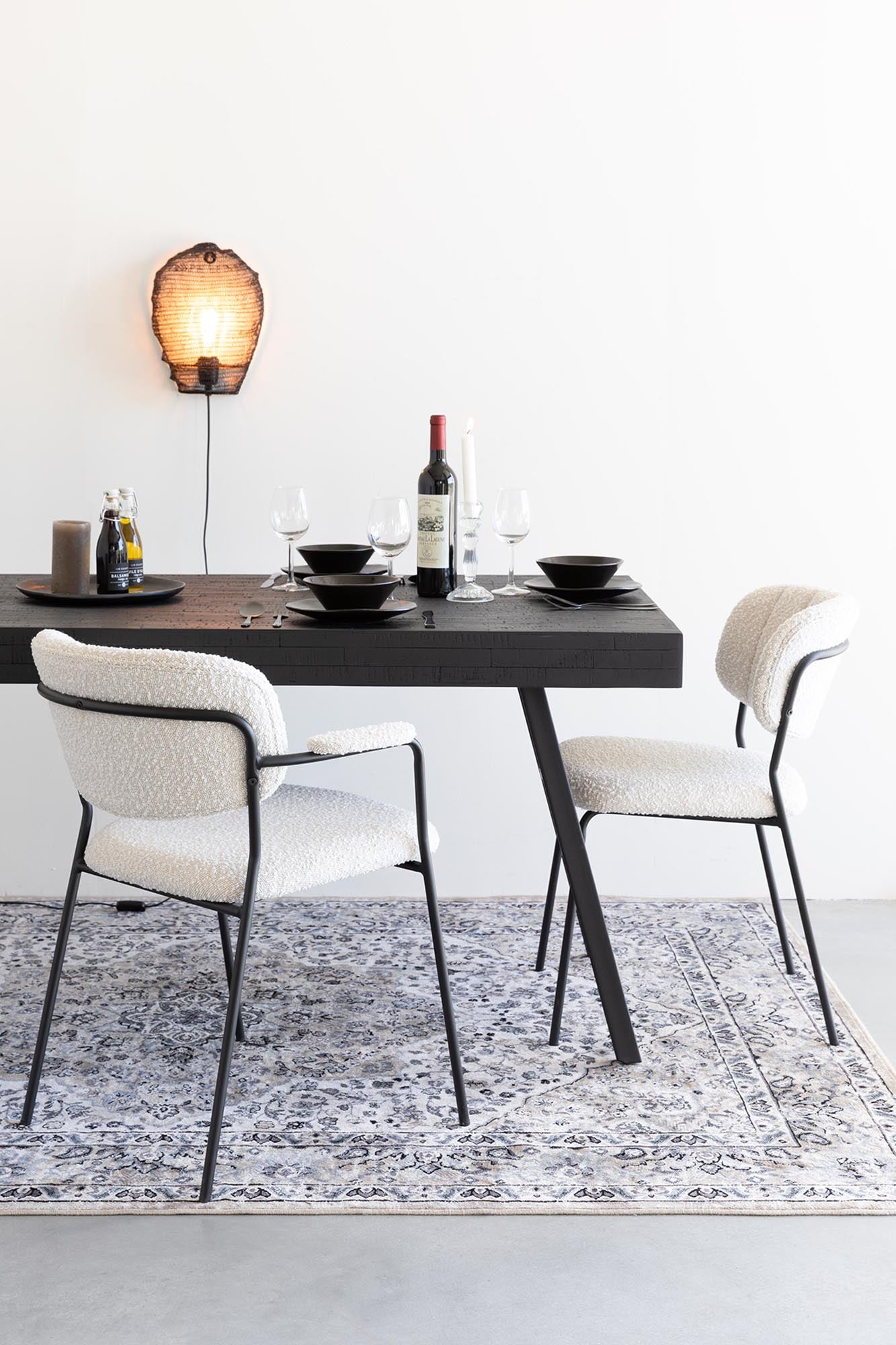 Eleganter gepolsterter Armlehnstuhl Jolien von White Label Living – ideal für modernes Wohnen und stilvolle Akzente.
