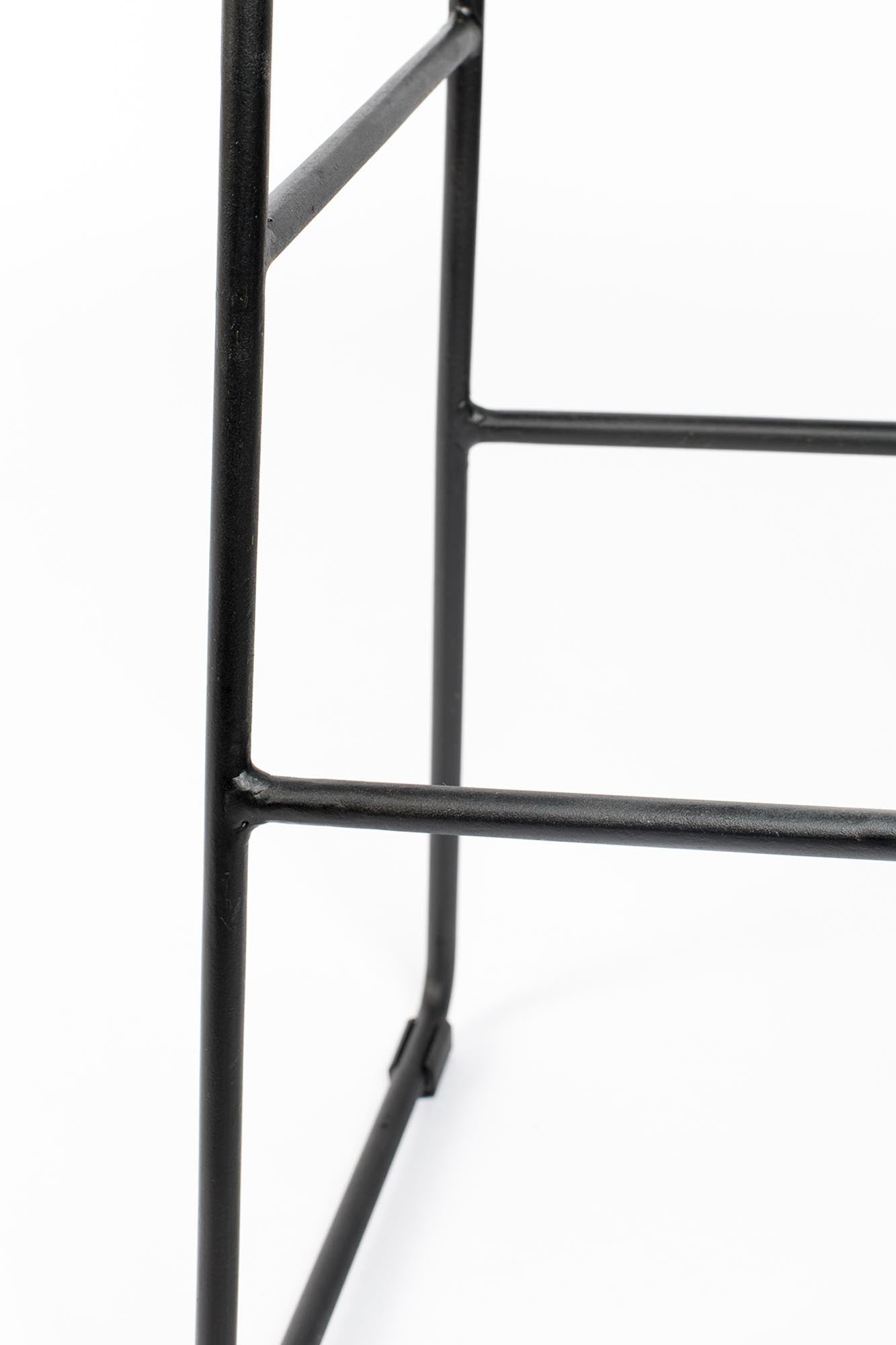 Entdecken Sie den stilvollen Barstuhl TANGLE von White Label Living – perfekt für trendige Küchen und Bars, vereint Komfort und modernes Flair.