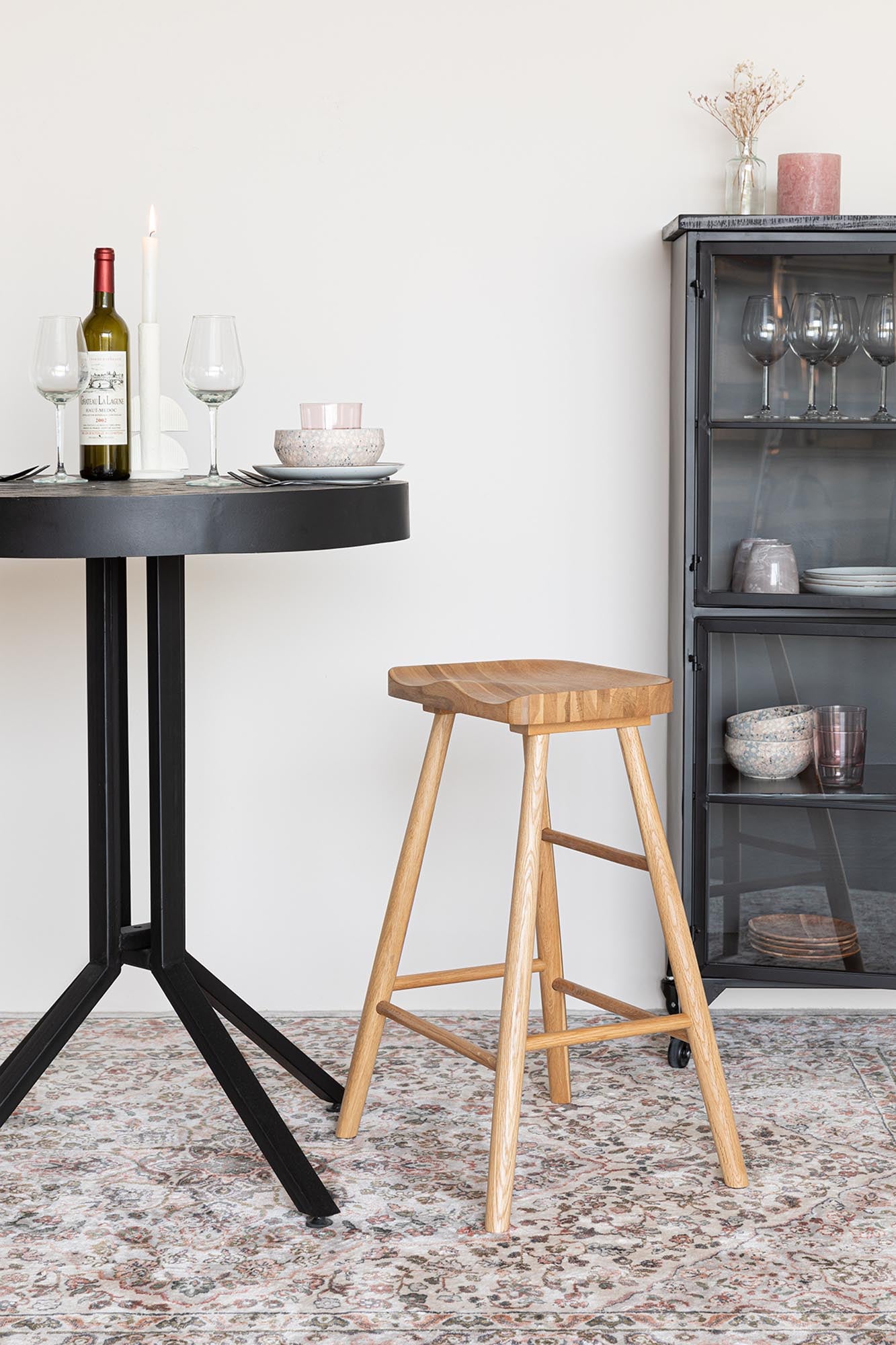 Stylischer Barstuhl VANDER von White Label Living: Bequem, robust und in vielfältigen Farben erhältlich – ideal für jede Bar oder Küche.