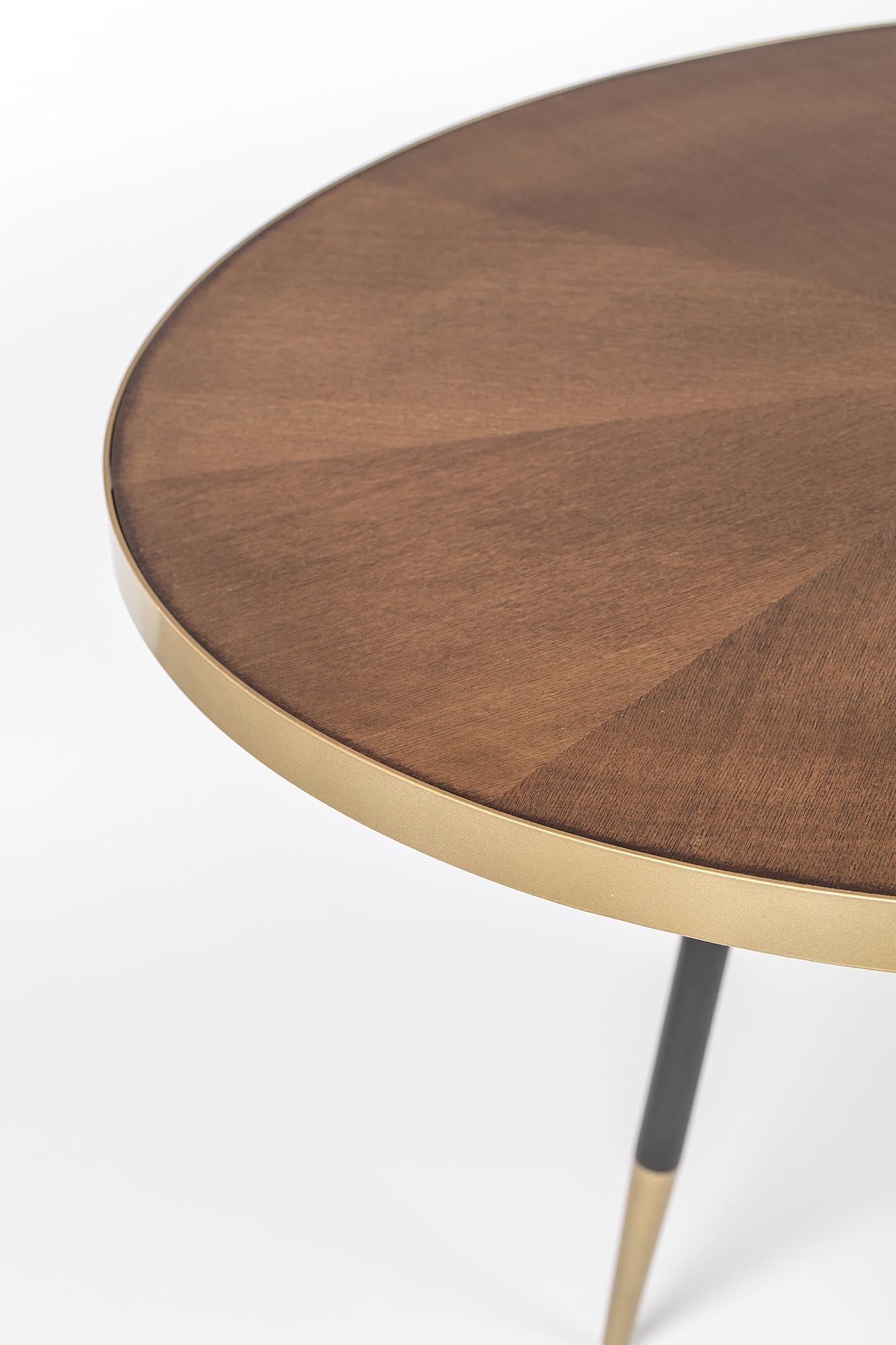 Eleganter Tisch DENISE OVAL: Perfekt für stilvolle Essbereiche.