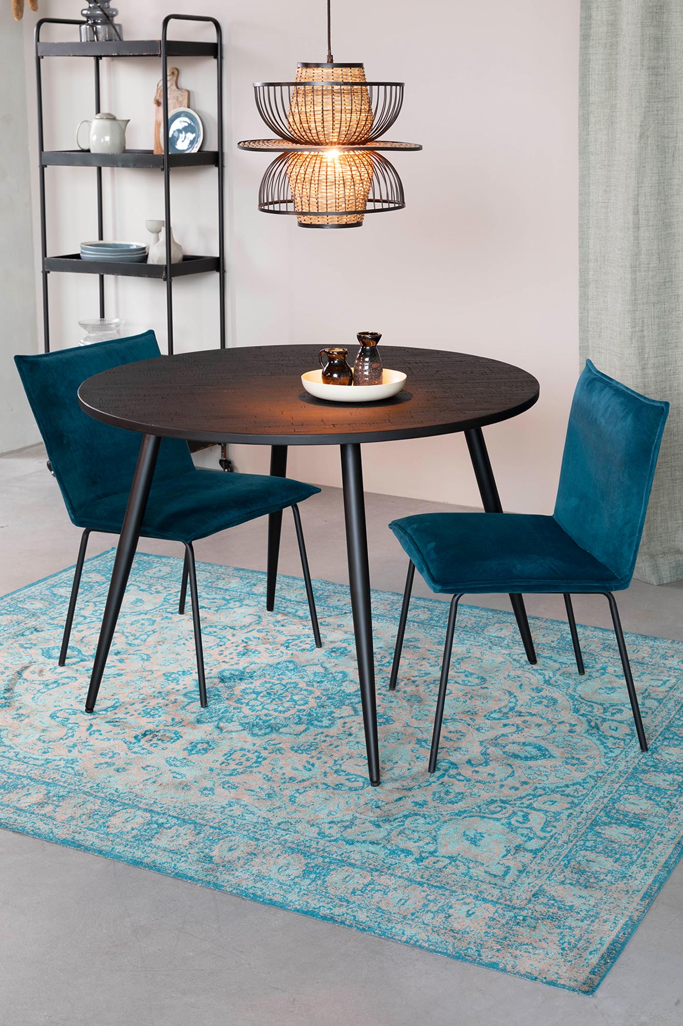 Der Tisch MO von White Label Living vereint zeitloses Design mit stabiler Holz-Metall-Konstruktion und vielfältigen Farbauswahlen für jeden Raum.