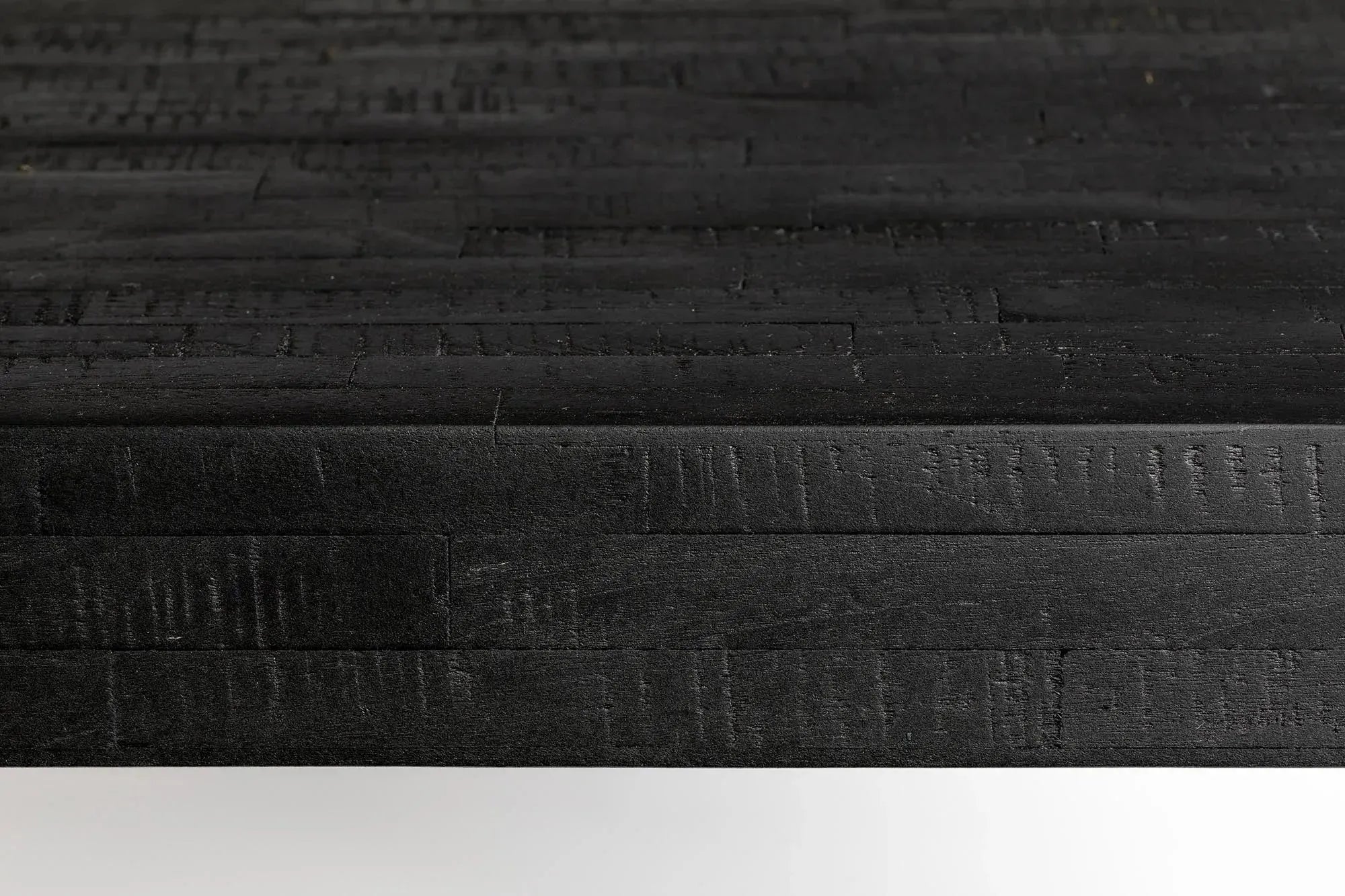 Tisch Suri: Elegante Funktionalität für Ihr stilvolles Interieur.