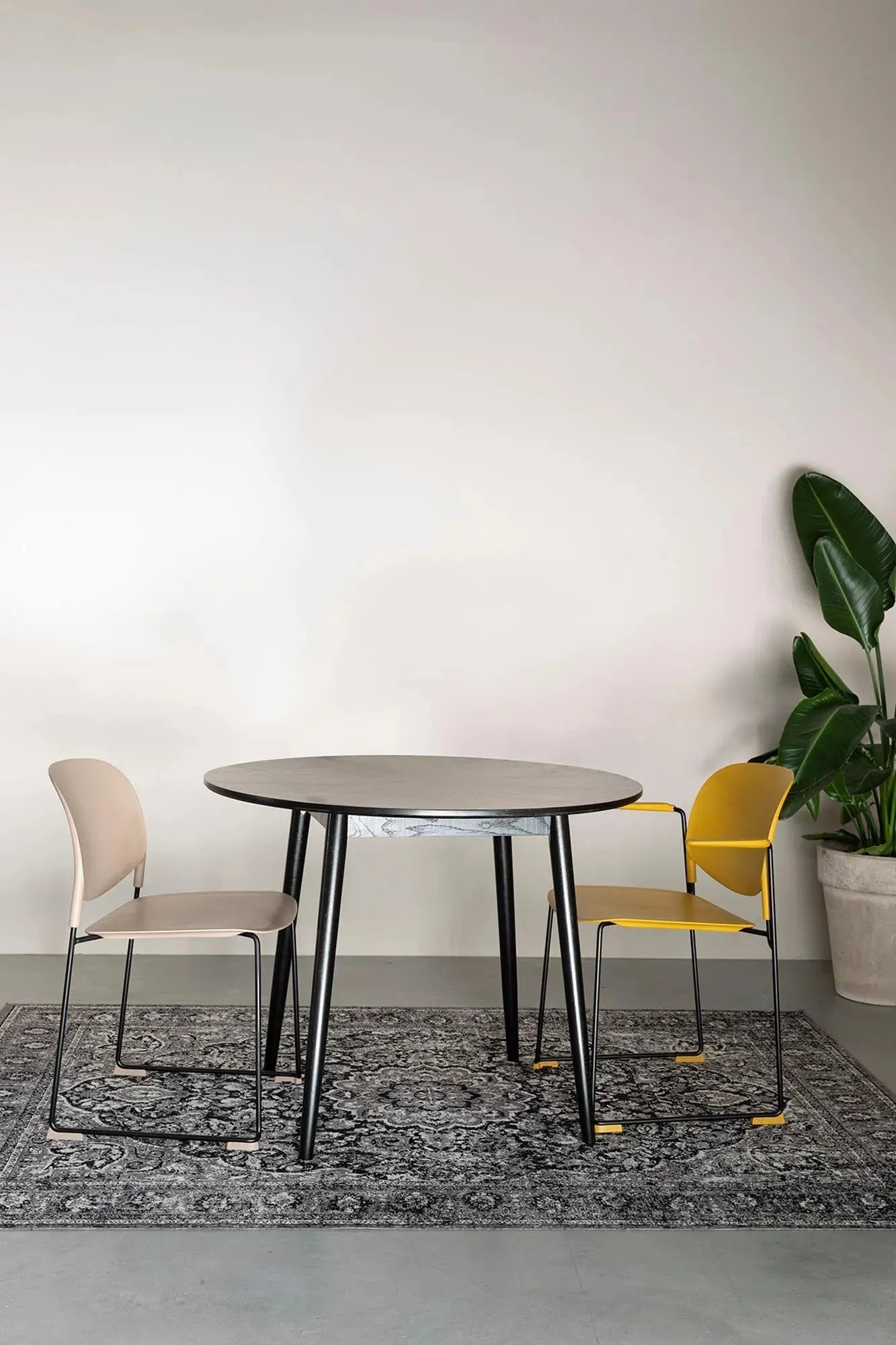Runder Tisch Fabio von White Label Living – zeitloses Design-Highlight.