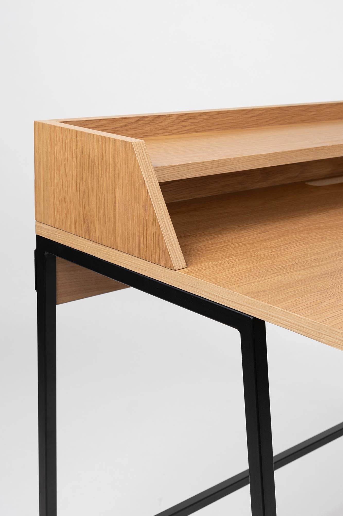 Entdecken Sie den modernen Schreibtisch GIORGIO von White Label Living – ideal für Ihr Homeoffice mit geräumiger Tischplatte und praktischer Ablage.