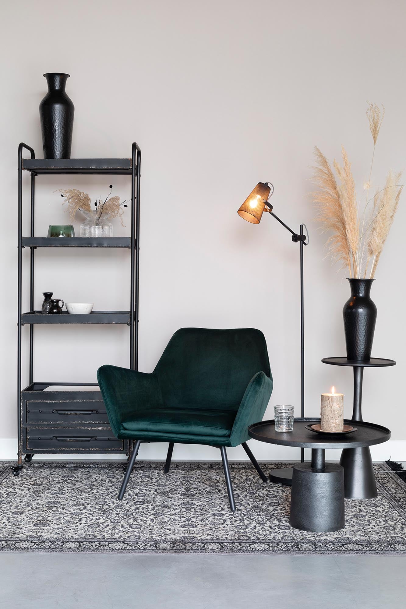 Eleganter MASON Beistelltisch: Funktionalität trifft auf Design.