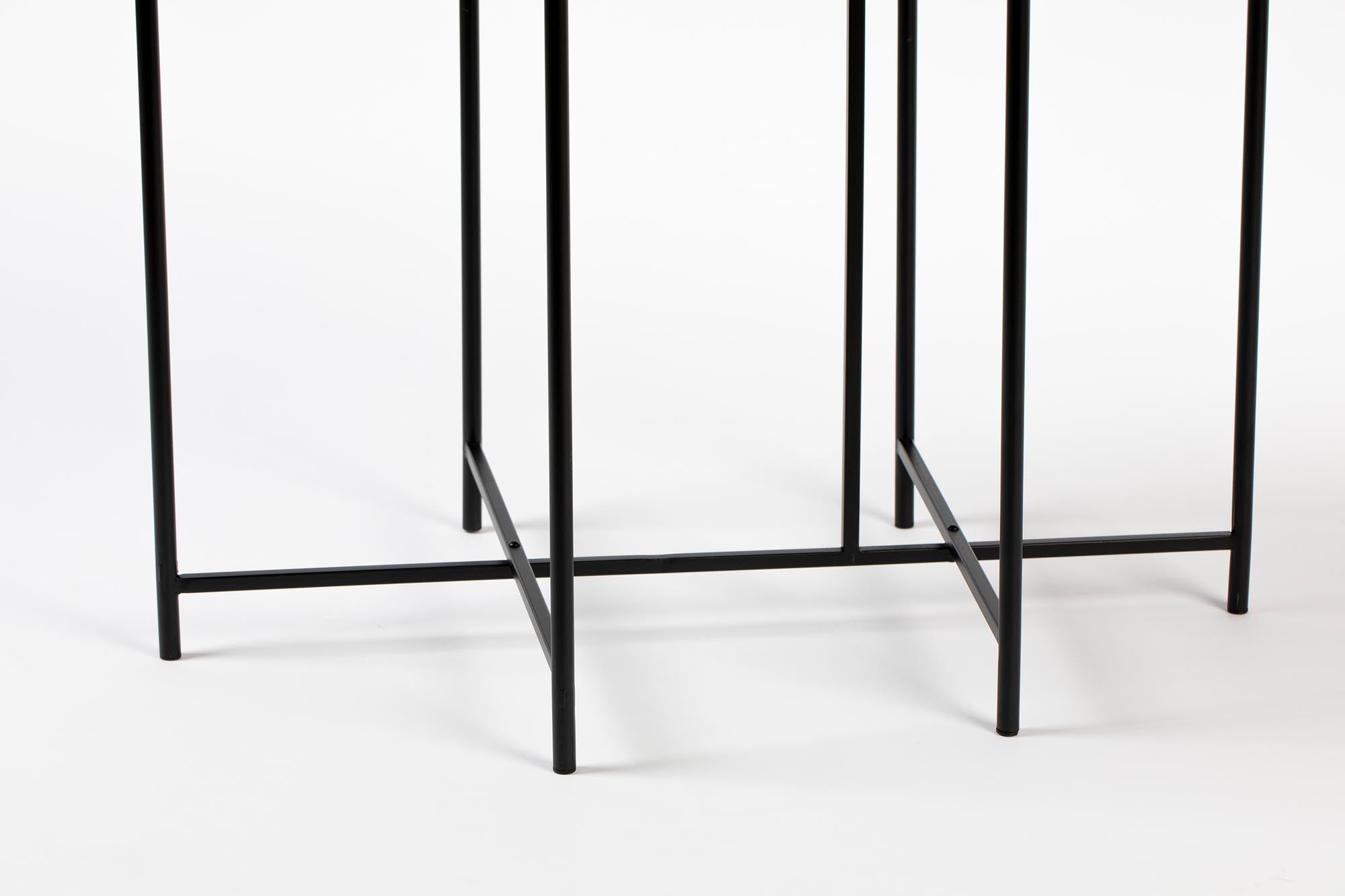 Beistelltisch LI: Minimalistisches Design für jeden Wohnraum.