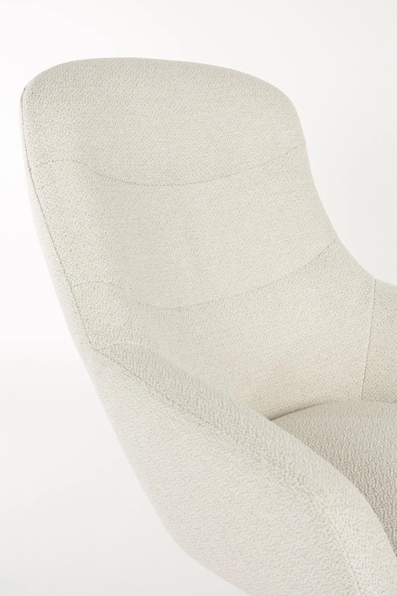 Sessel Yuki: Modernes Design und luxuriöser Komfort vereint.
