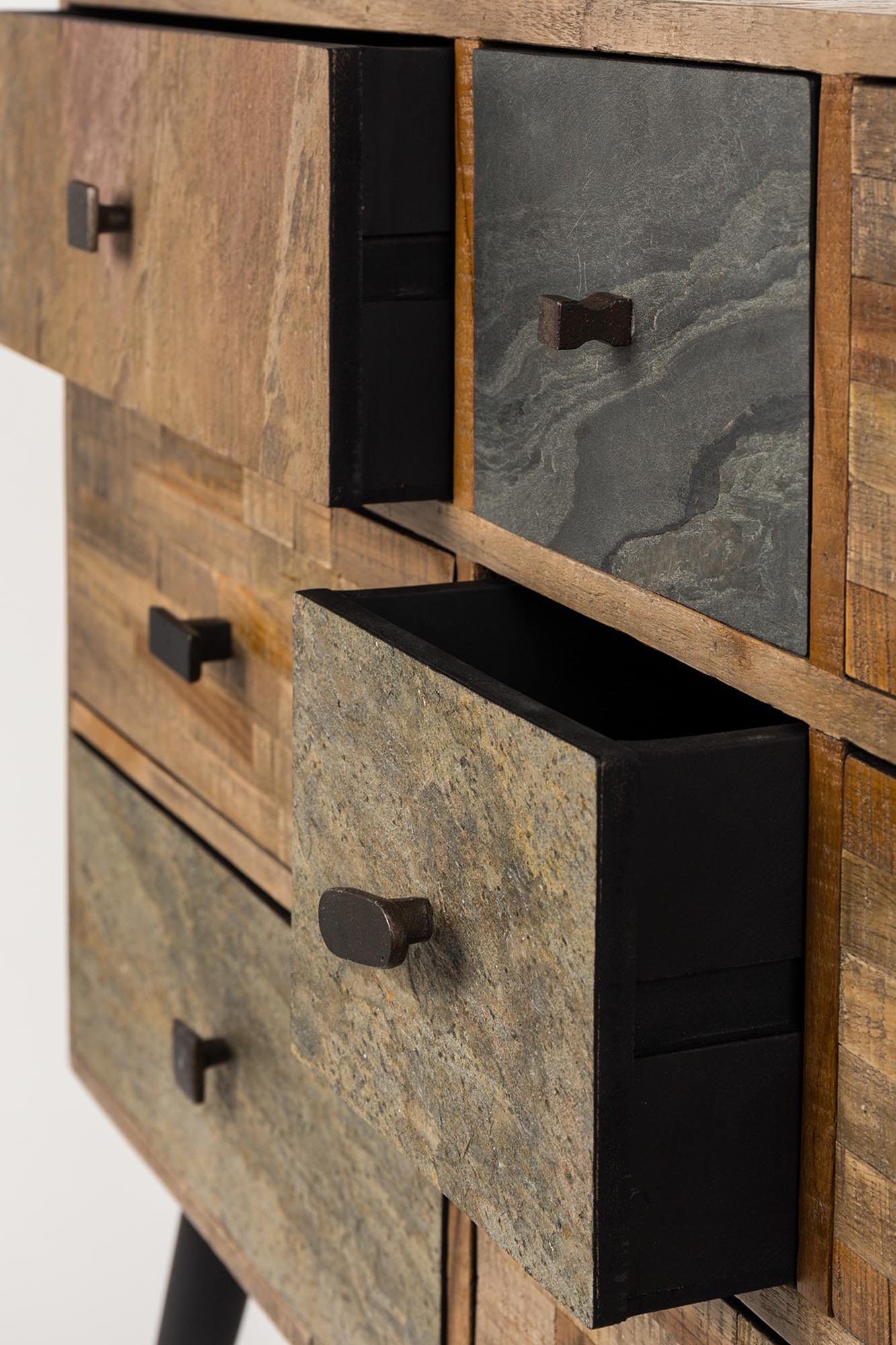 Das Sideboard SAN: stilvoll, praktisch, mit geräumigen Schubladen und zeitlosem Design für vielseitige Einrichtung.