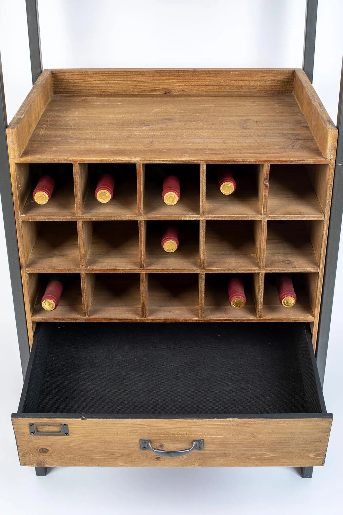 Cabinet EDGAR: Stilvolles Design mit großzügigem Stauraum und langlebiger Qualität.