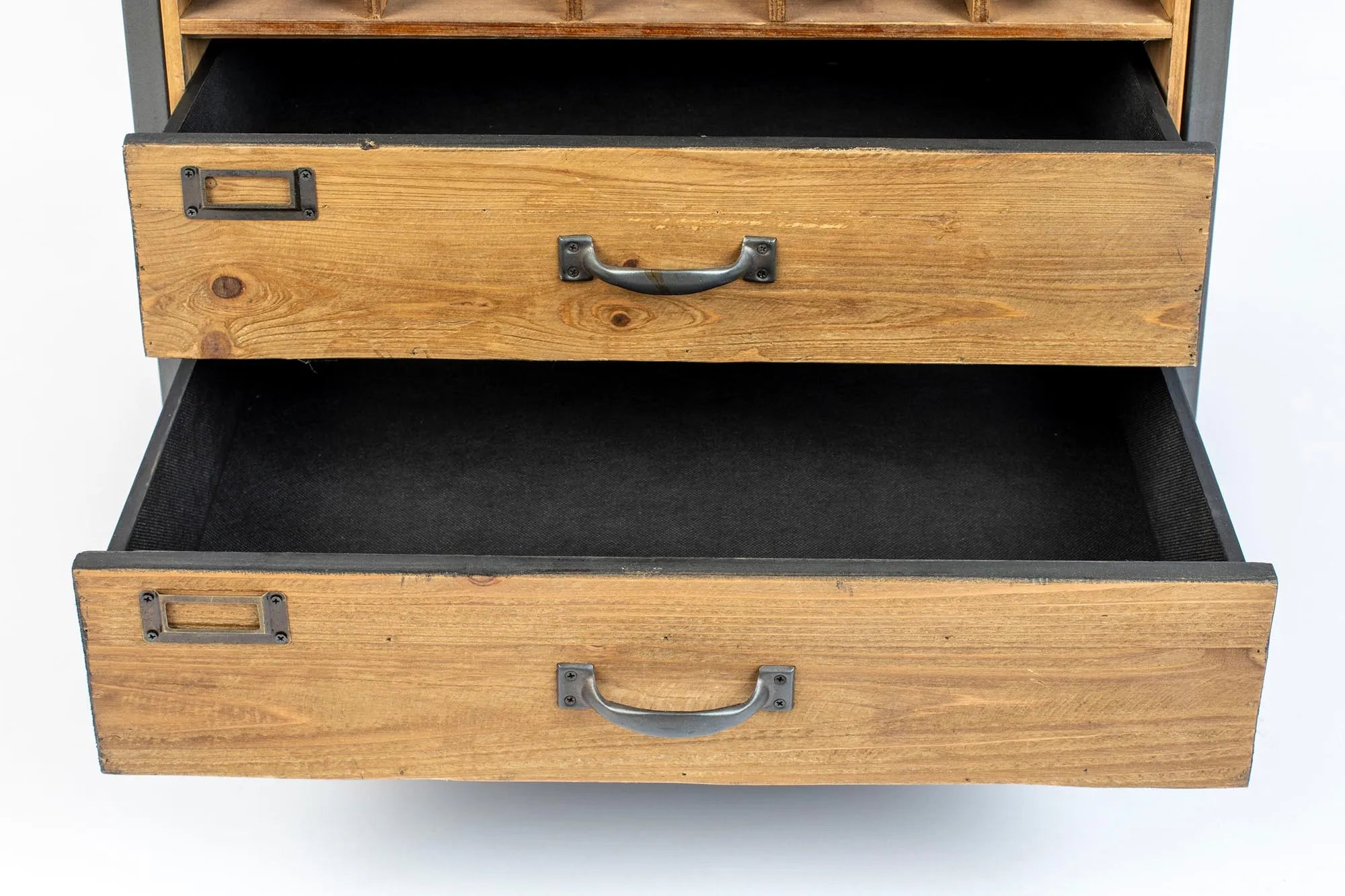 Cabinet EDGAR: Eleganz trifft Funktionalität mit geräumigen Fächern und zeitlosem Vintage-Charme.