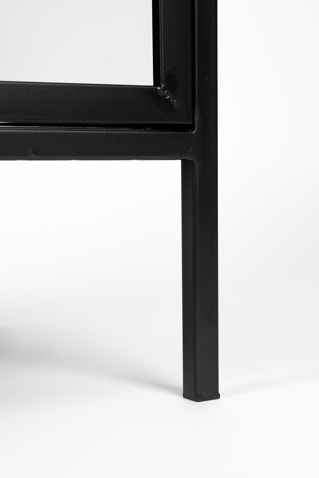 Entdecken Sie das elegante Weinregal ROB von White Label Living. Es bietet Platz für 12 Flaschen und vereint Funktionalität mit modernem Design.