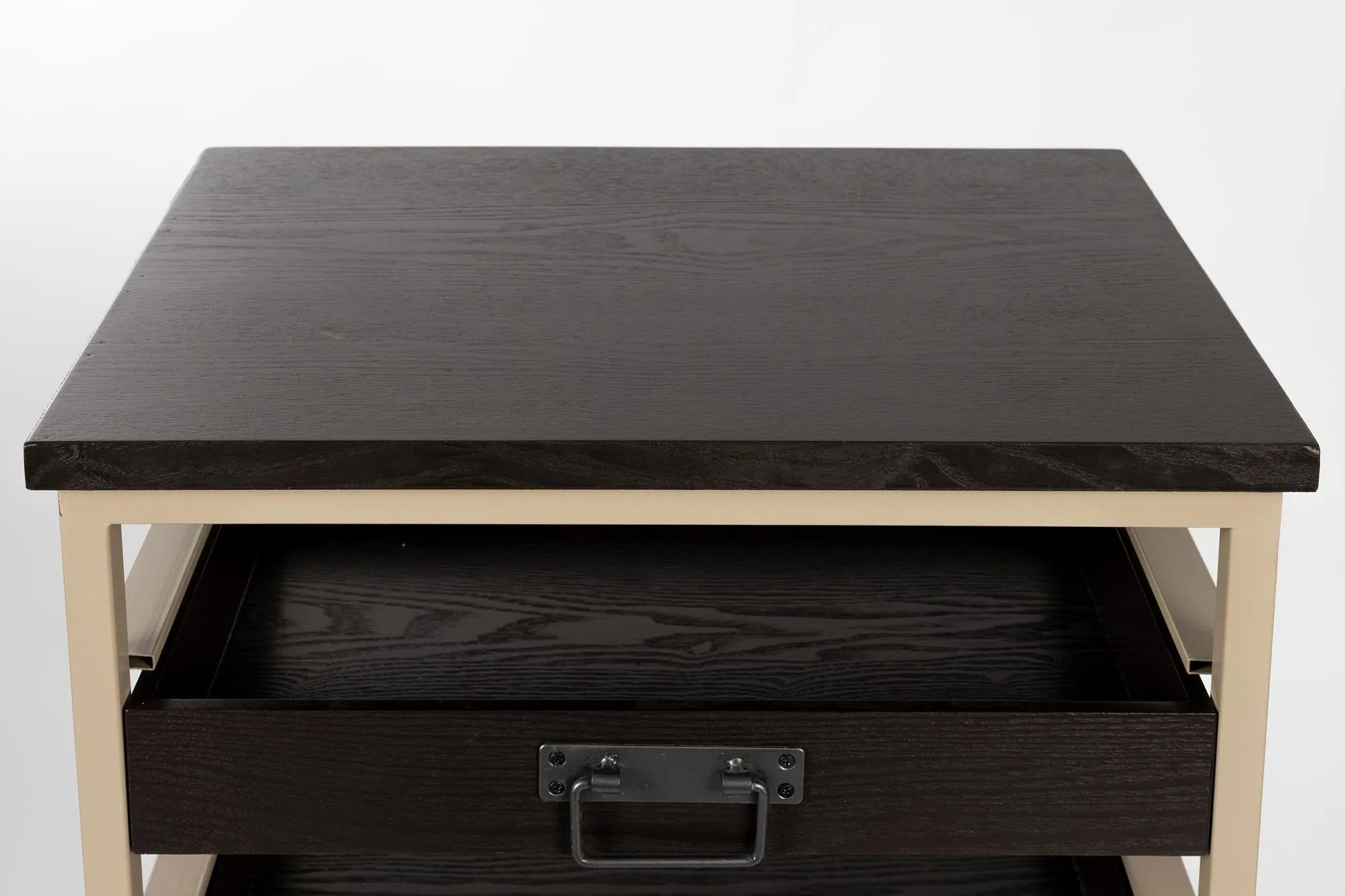 Elegantes Regal Botan: Natürliches Design trifft auf hochwertige Materialien für stilvolle Aufbewahrung.