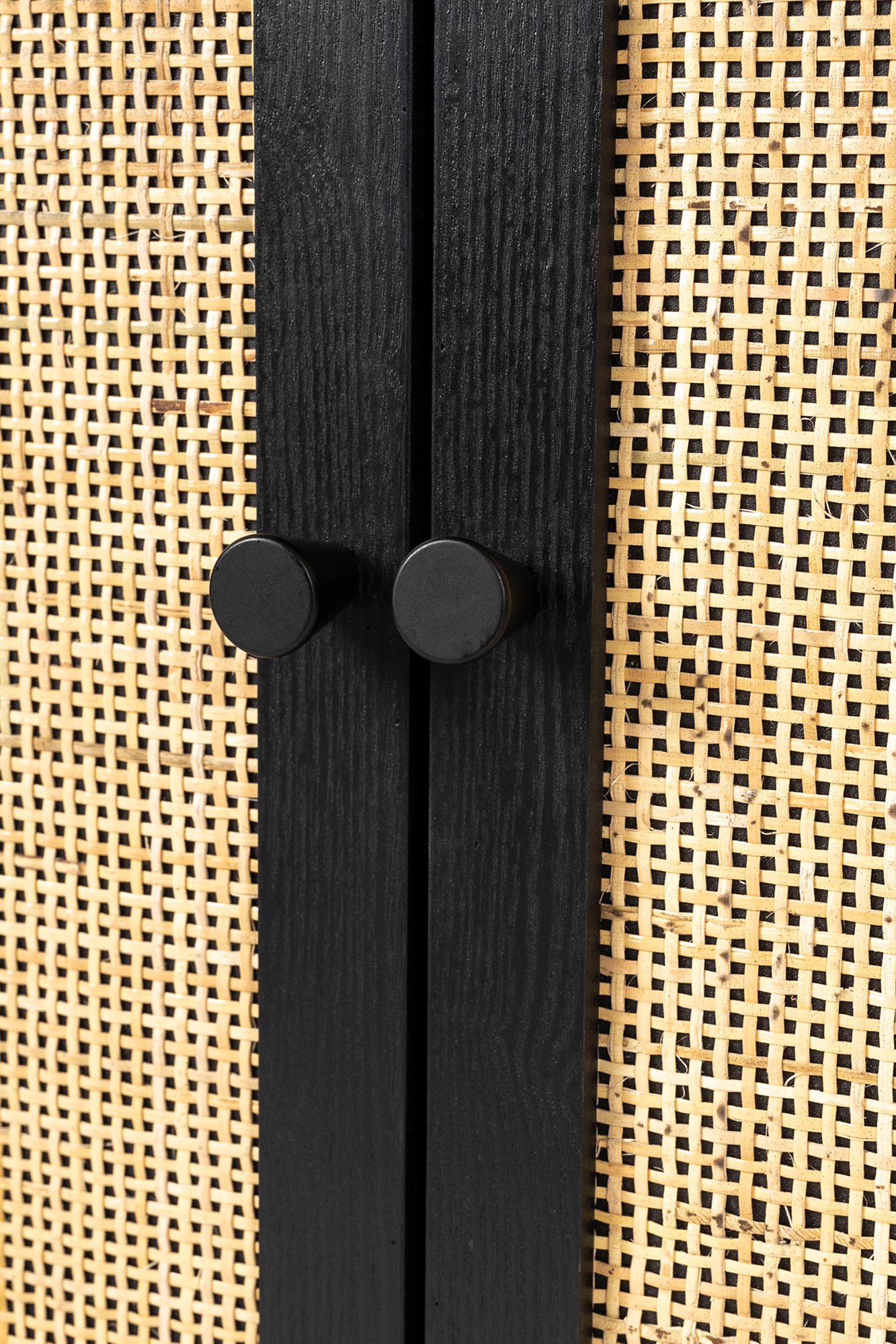 Elegantes Sideboard GUUJI: Funktionalität trifft auf zeitlose Ästhetik.