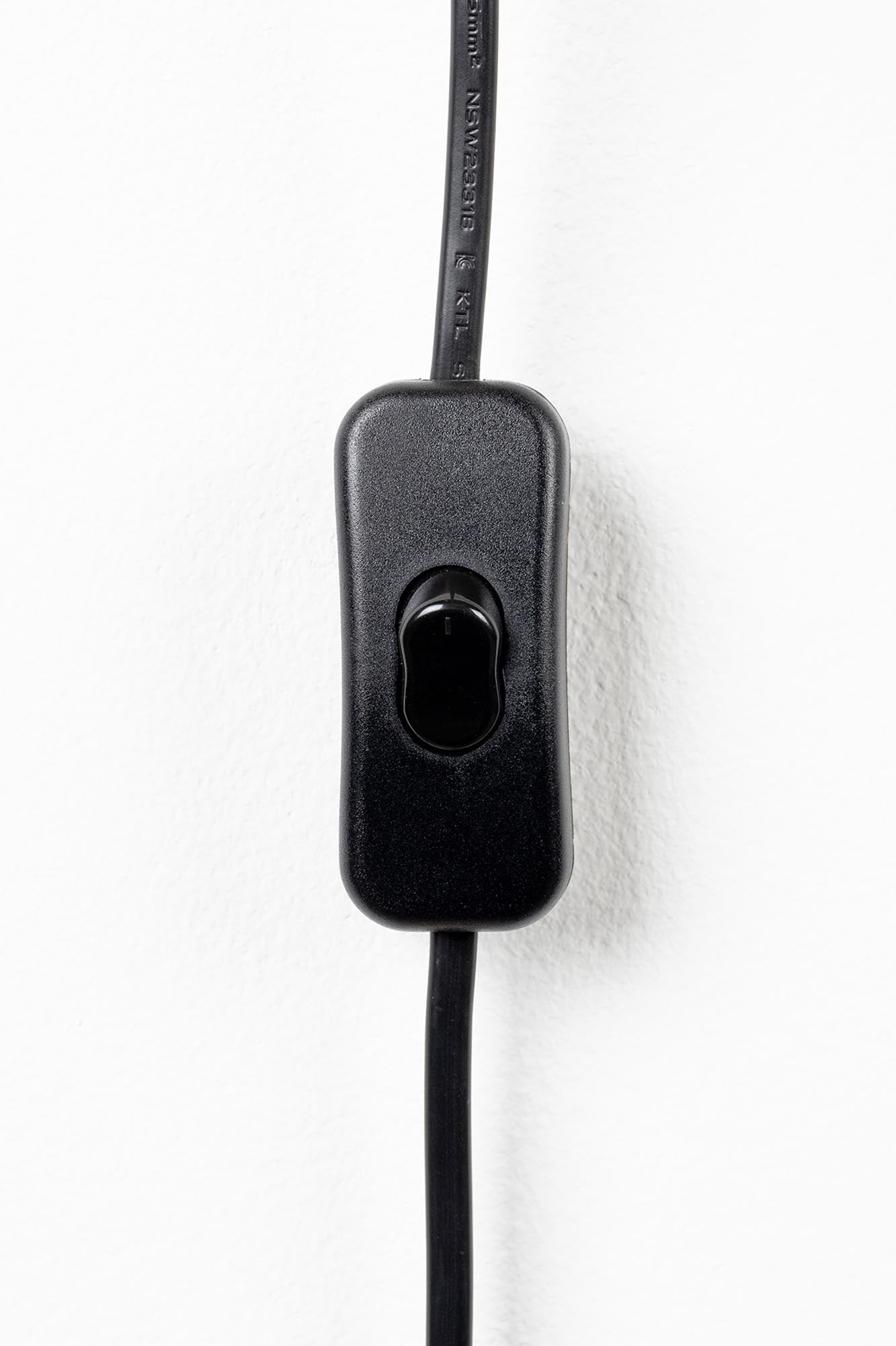 Die Wandleuchte ALEN von White Label Living vereint elegantes Design in mattem Schwarz mit transparentem Glas – ideal für zeitgemäße Innenräume.