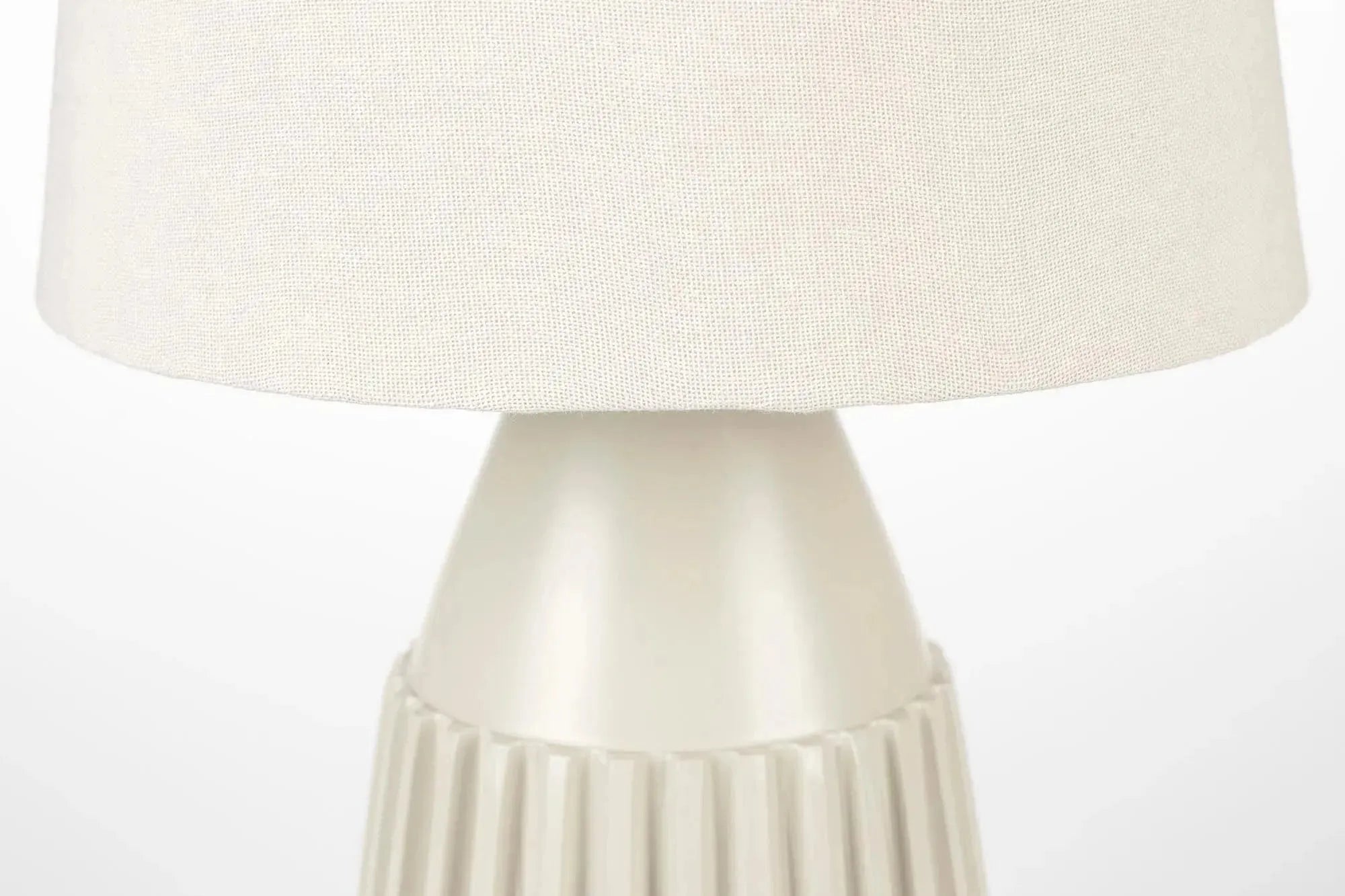 Stilvolle Tischlampe AYSA von White Label Living für modernes Ambiente.