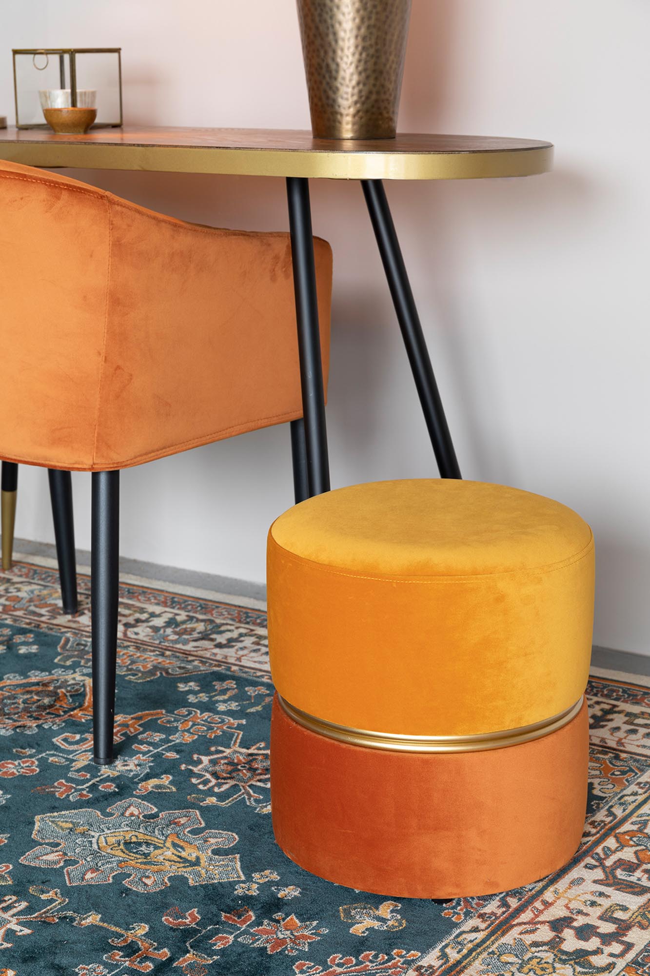 Moderner Hocker "Bubbly" mit bubbleähnlicher Form, gepolstertem Sitz, ideal für kleine Räume und vielseitig einsetzbar.