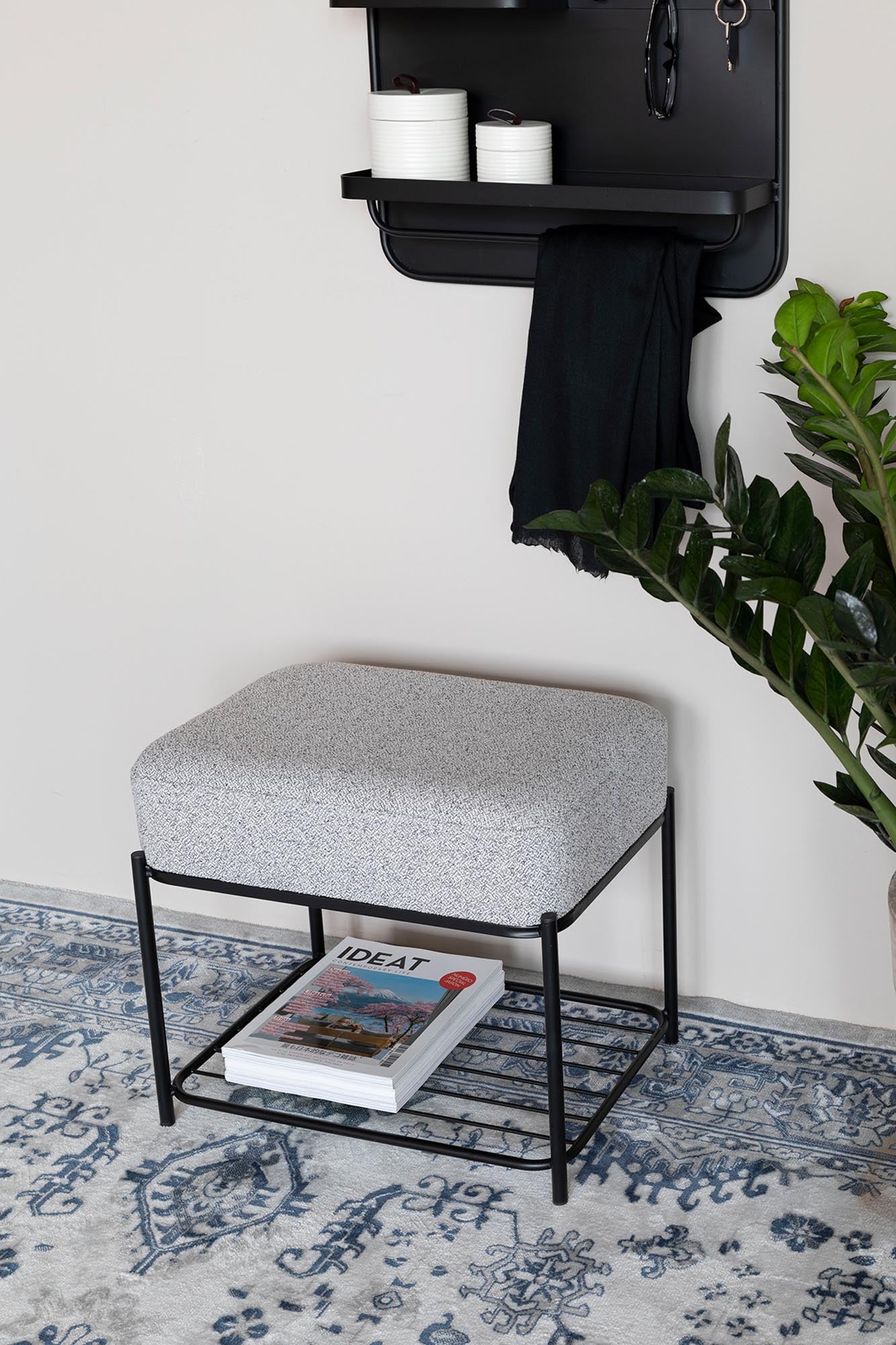 Stilvoller Hocker Milou: modernes Design, robuste Holzbeine, gepolsterter Sitz, vielseitig, pflegeleicht, kompakt.