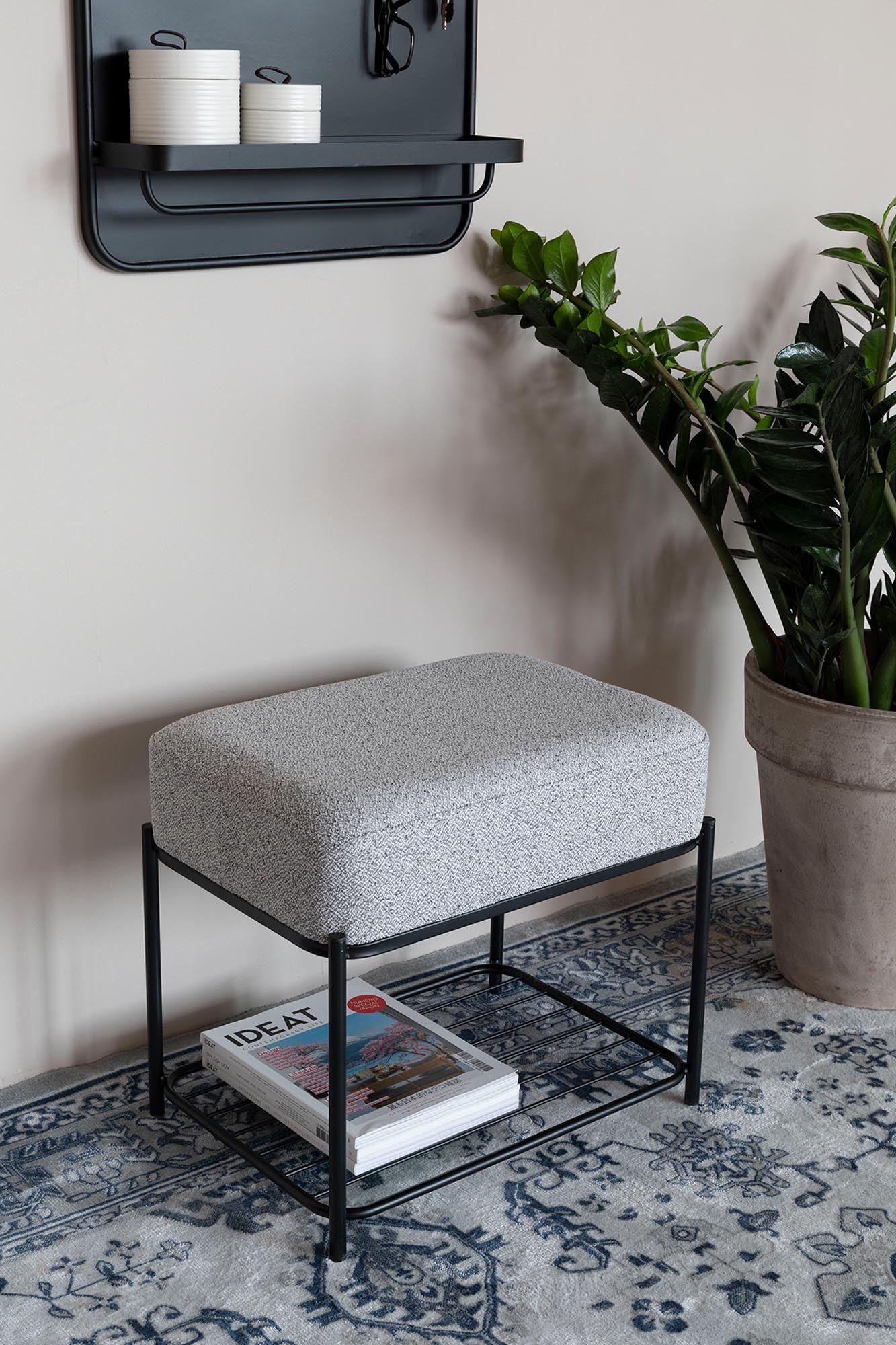 Entdecken Sie den Hocker Milou von White Label Living: elegantes Design, langlebige Materialien, vielseitig einsetzbar und pflegeleicht für jeden Raum.