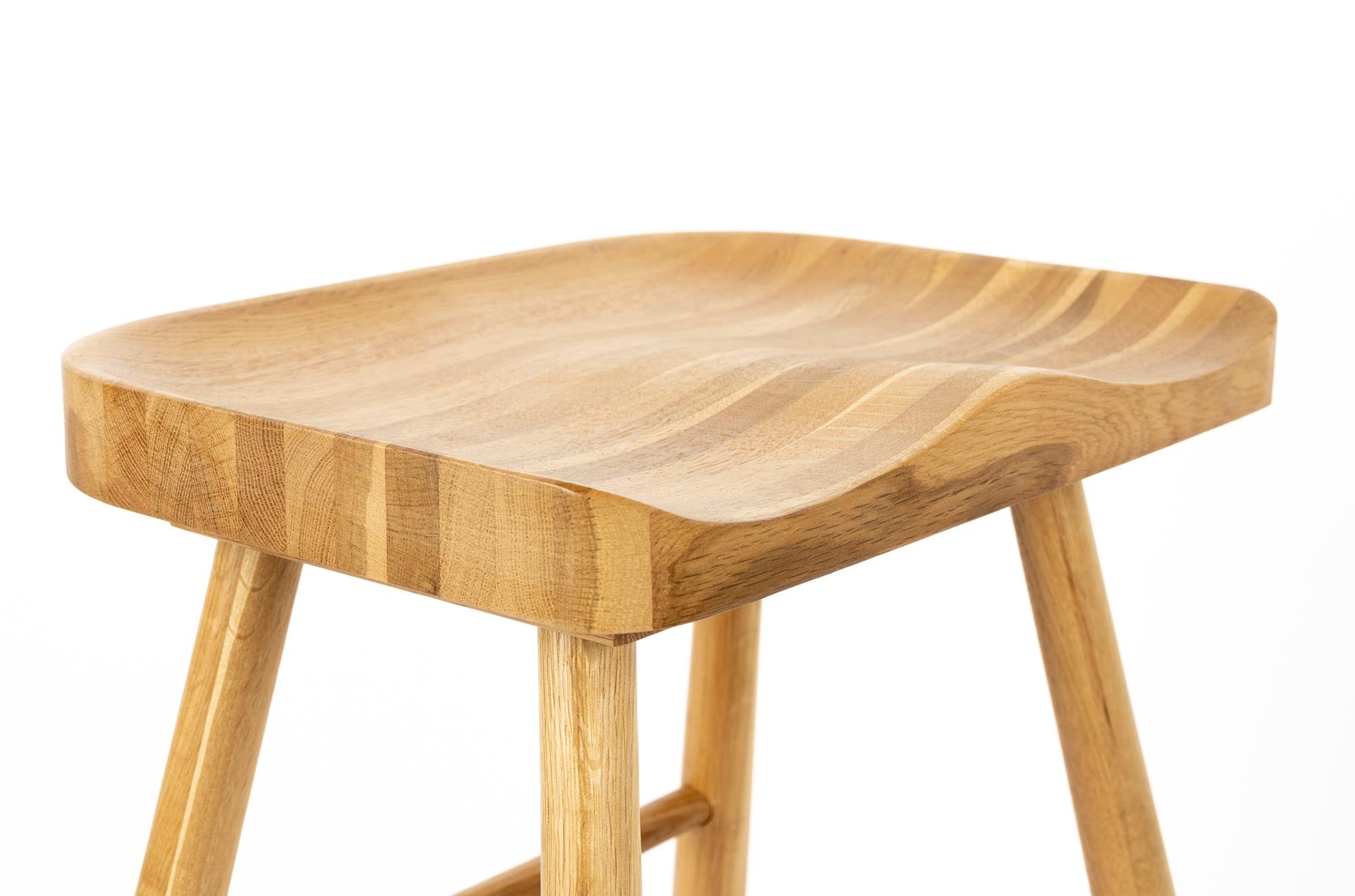 Vielseitiger Hocker VANDER von White Label Living: Hochwertige Verarbeitung, gepolsterte Sitzfläche und modernes Design für jedes Zuhause.