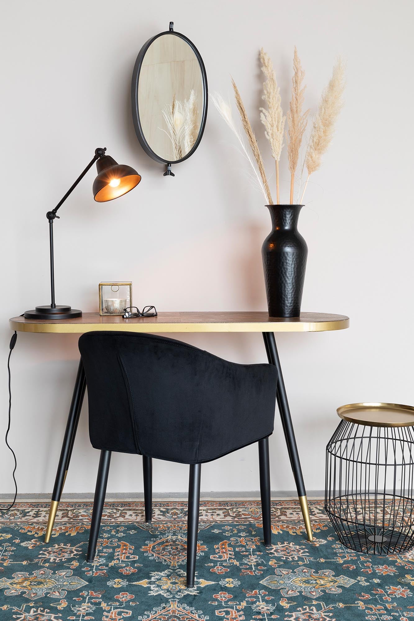 Entdecken Sie den zeitlosen "Lara" Spiegel von White Label Living – ein elegantes Möbelstück, das Räume vergrößert und stilvoll dekoriert.