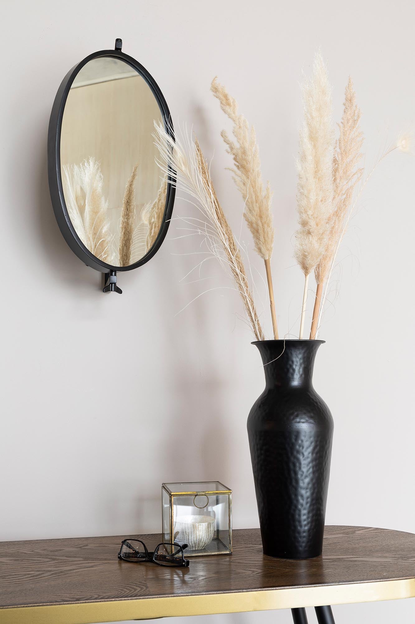 Erleben Sie den "Lara" Spiegel von White Label Living – ein elegantes Accessoire, das Licht reflektiert und jedem Raum einen Hauch von Luxus verleiht.
