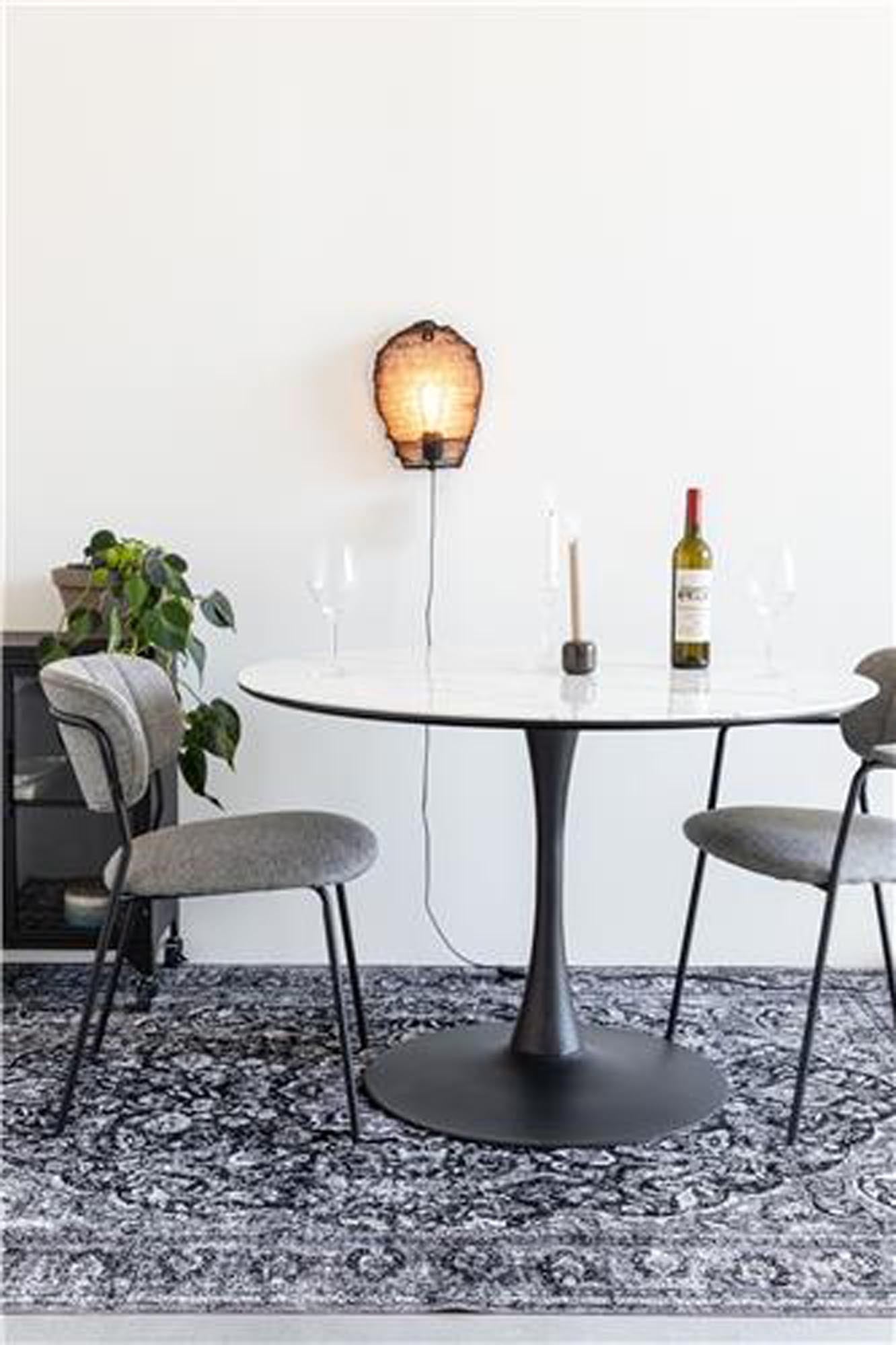Eleganter Tisch MARU WHITE: Skandinavisches Design, Marmoroptik, stabile Eisenbeine. Perfekt für stilvolle Essbereiche.