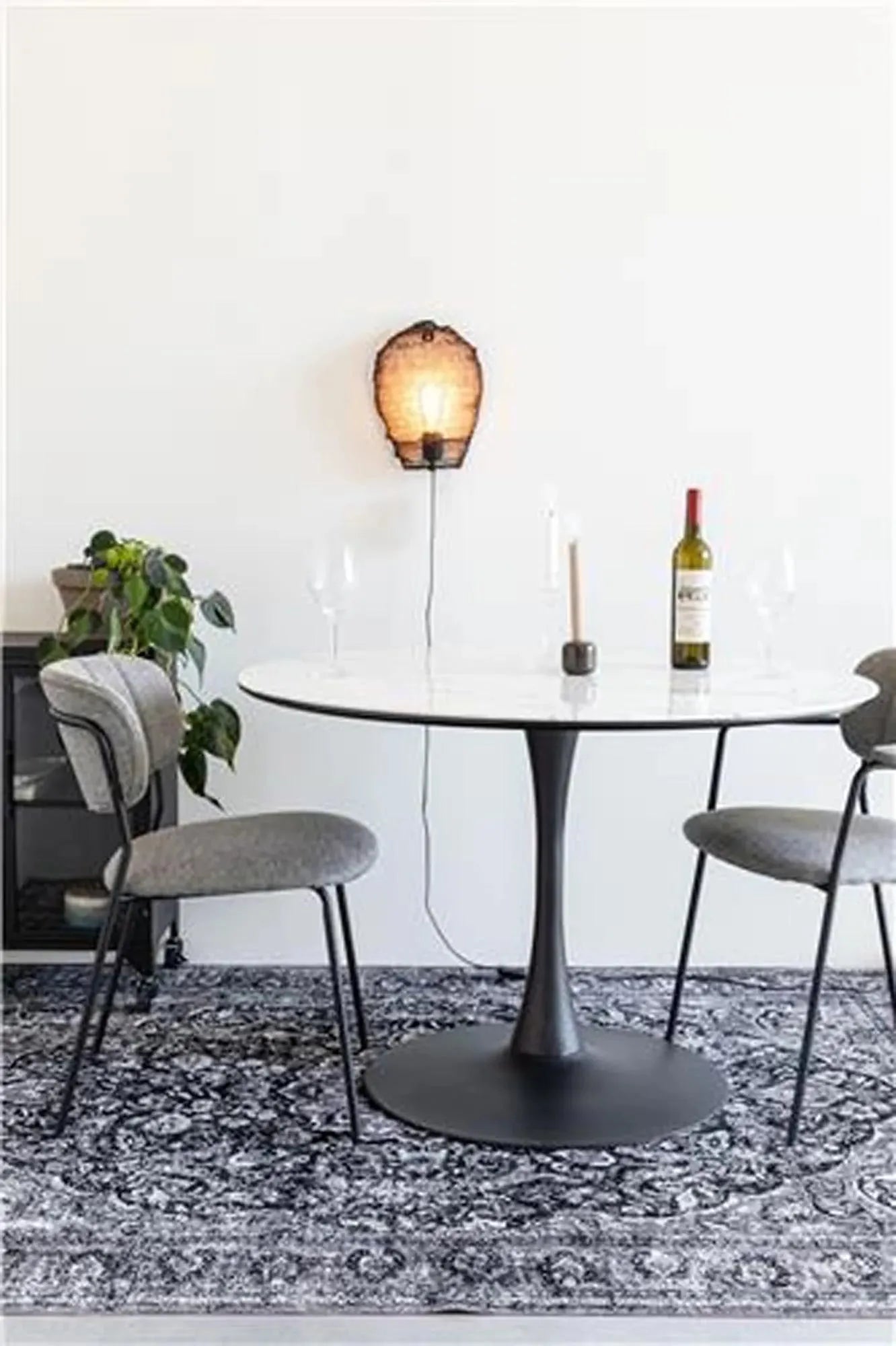 Eleganter Tisch MARU WHITE: Skandinavisches Design, Marmoroptik, stabile Eisenbeine. Perfekt für stilvolle Essbereiche.