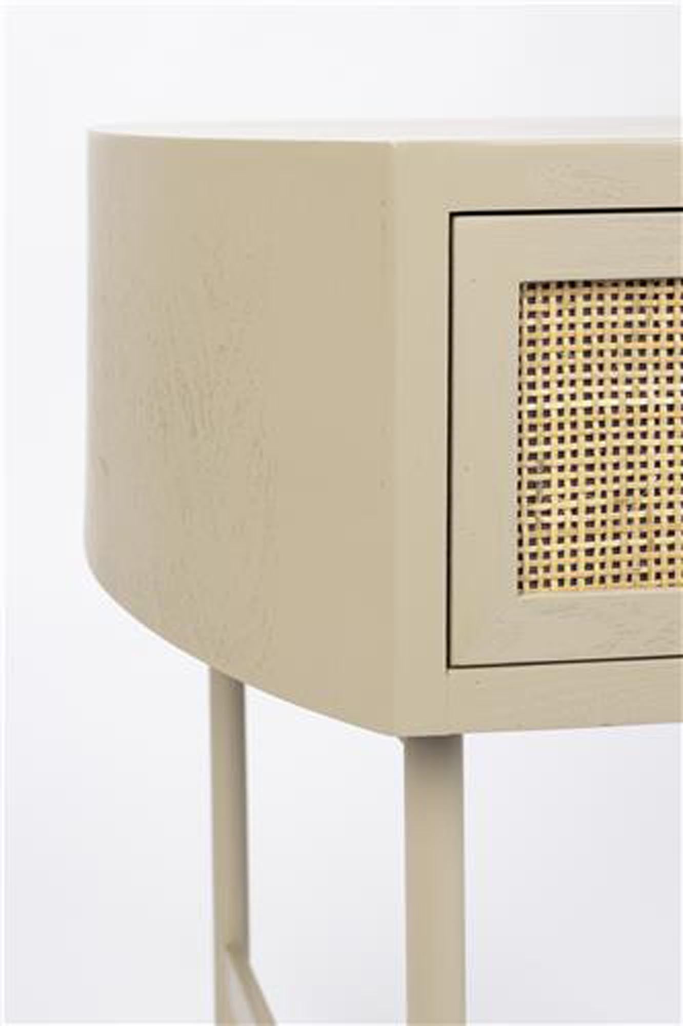 Eleganter Beistelltisch AMAYA in Beige, aus MDF & Rattan, mit Eisenbeinen. Ideal für Wohnzimmer & Schlafzimmer.