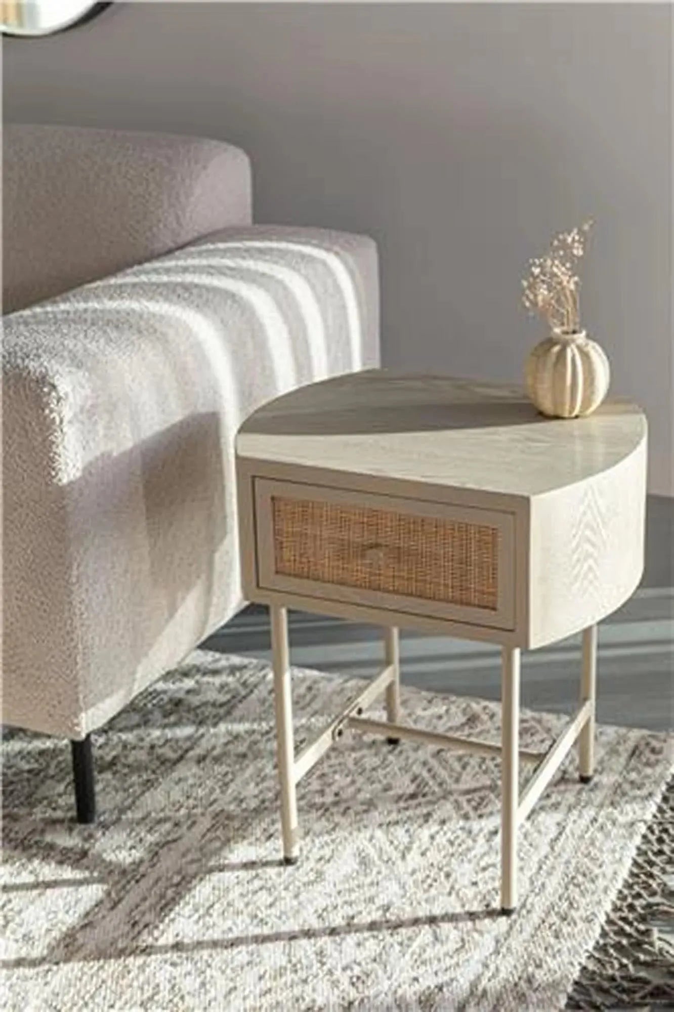 Eleganter Beistelltisch AMAYA in Beige, aus MDF & Rattan, mit Eisenbeinen. Ideal für Wohnzimmer & Schlafzimmer.
