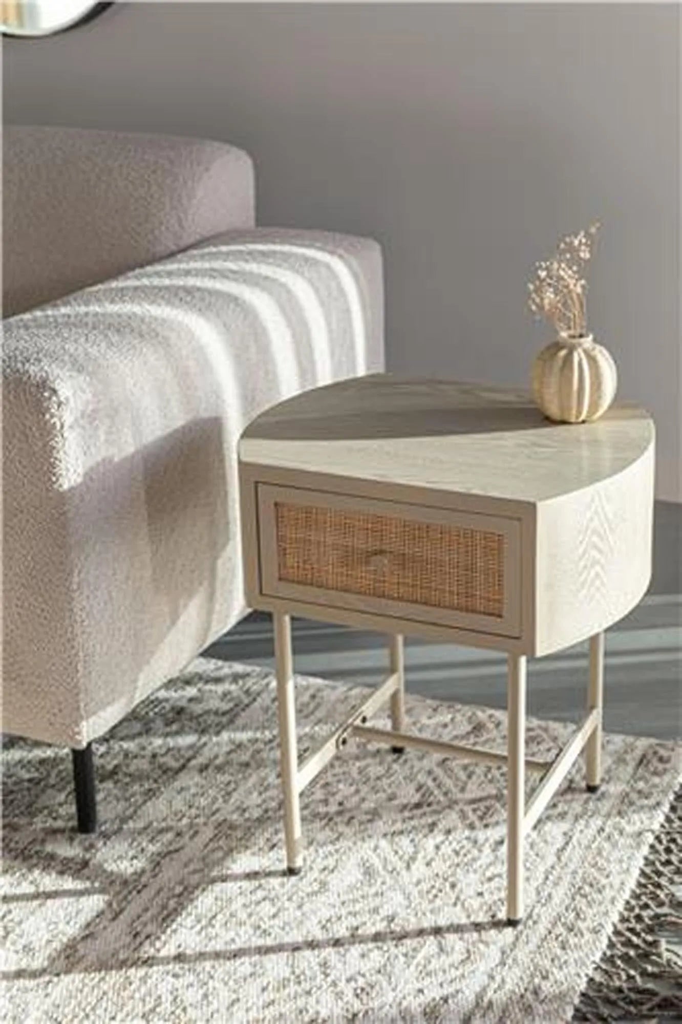 Eleganter Beistelltisch AMAYA in Beige, aus MDF & Rattan, mit Eisenbeinen. Ideal für Wohnzimmer & Schlafzimmer.