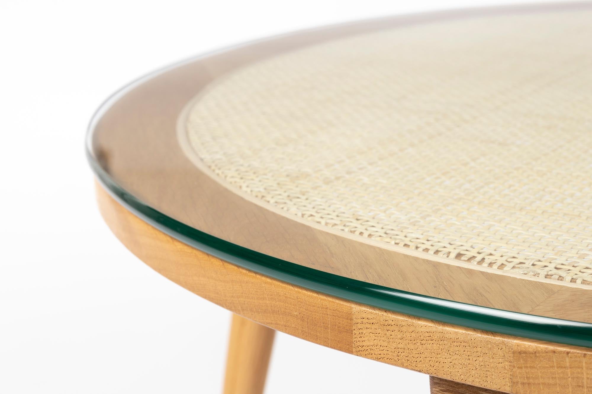 Eleganter Haru Round Beistelltisch aus Eichenholz und Rattan. Ideal für stilvolle Akzente in jedem Raum.