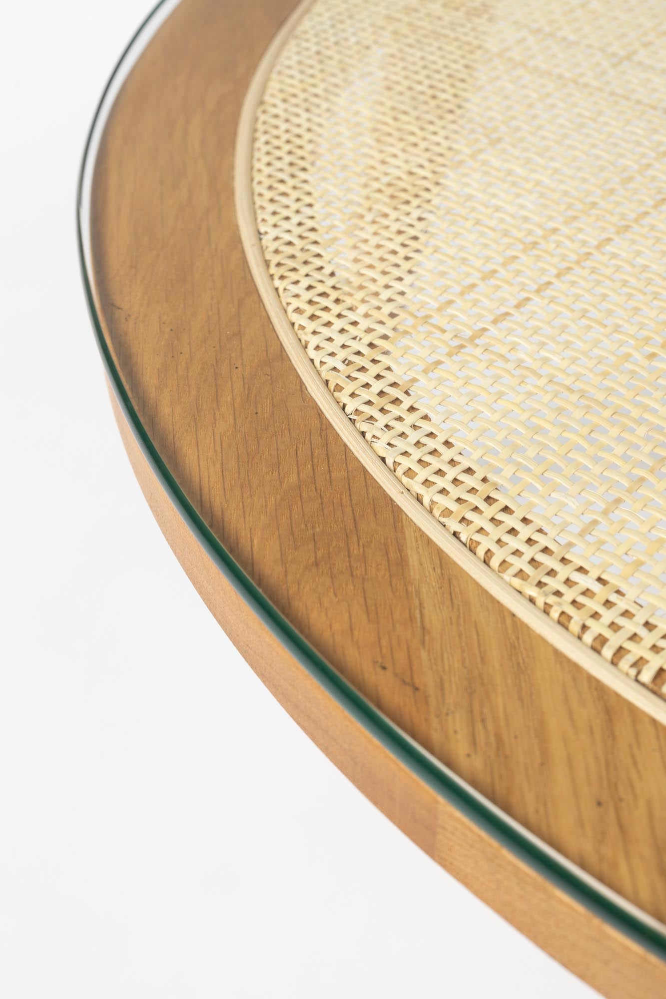 Moderner Haru Round Beistelltisch aus hochwertigem Eichenholz und Rattan. Perfekt für eine harmonische Wohnatmosphäre und vielseitige Nutzung.