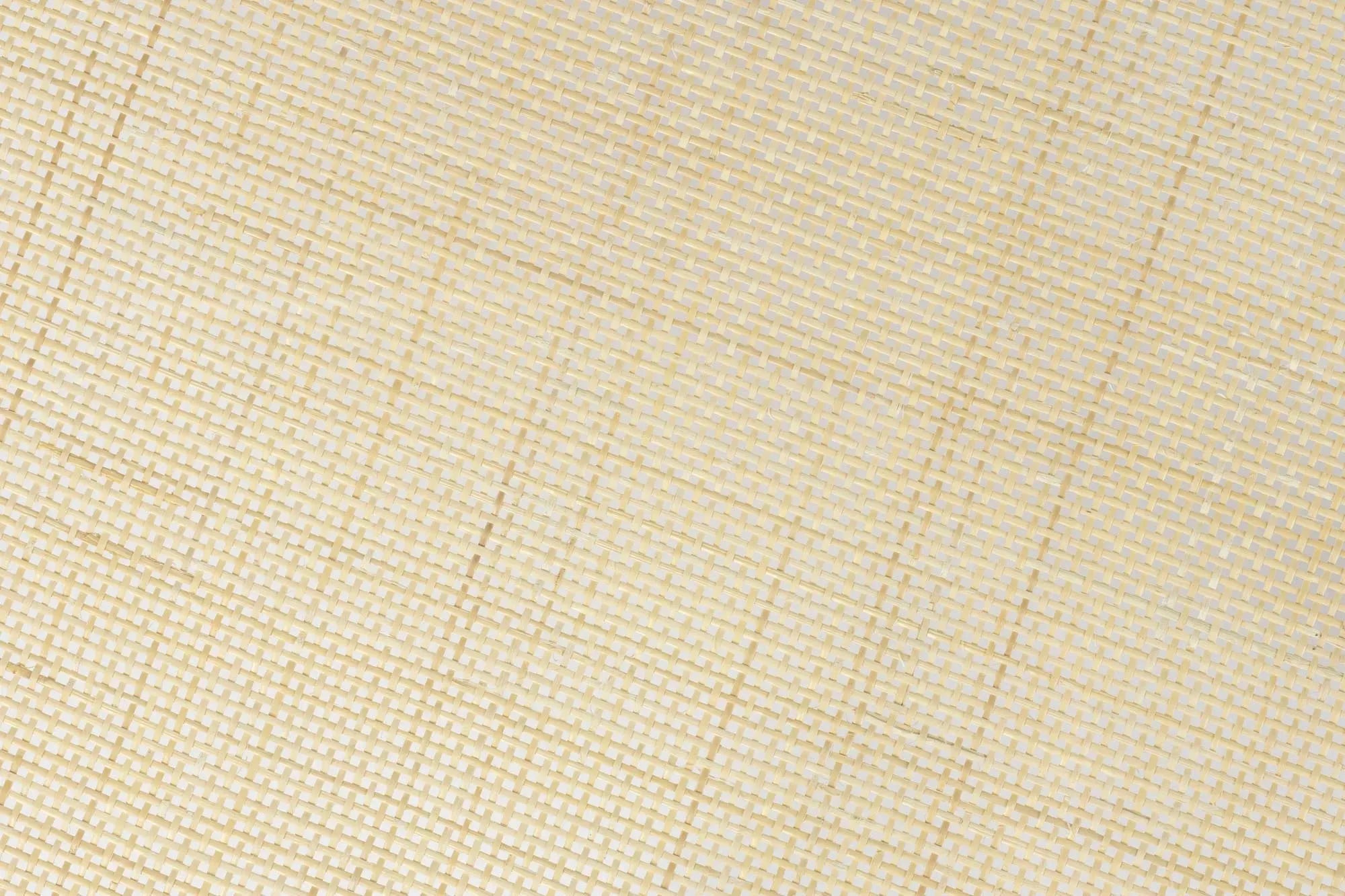 Eleganter Haru Round Tisch: Eiche trifft auf Rattan-Design.