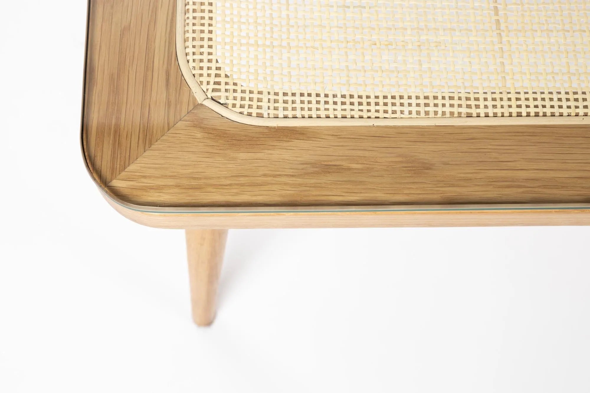 Haru Tisch: Zeitloses Design aus Eiche und Rattan von White Label.