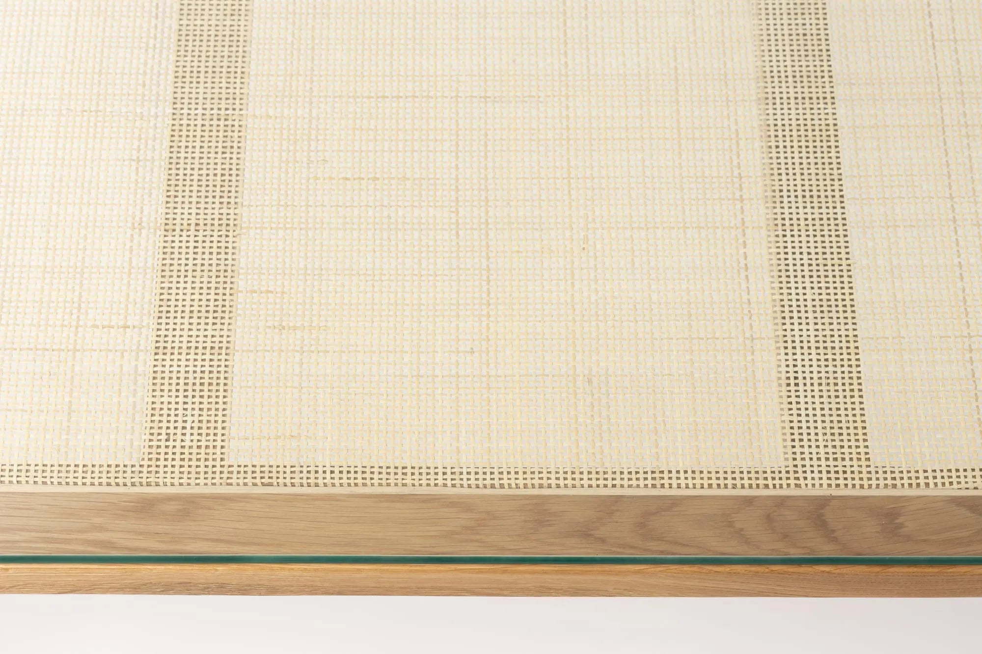 Eleganter Haru Tisch: Eiche und Rattan für stilvolle Räume.