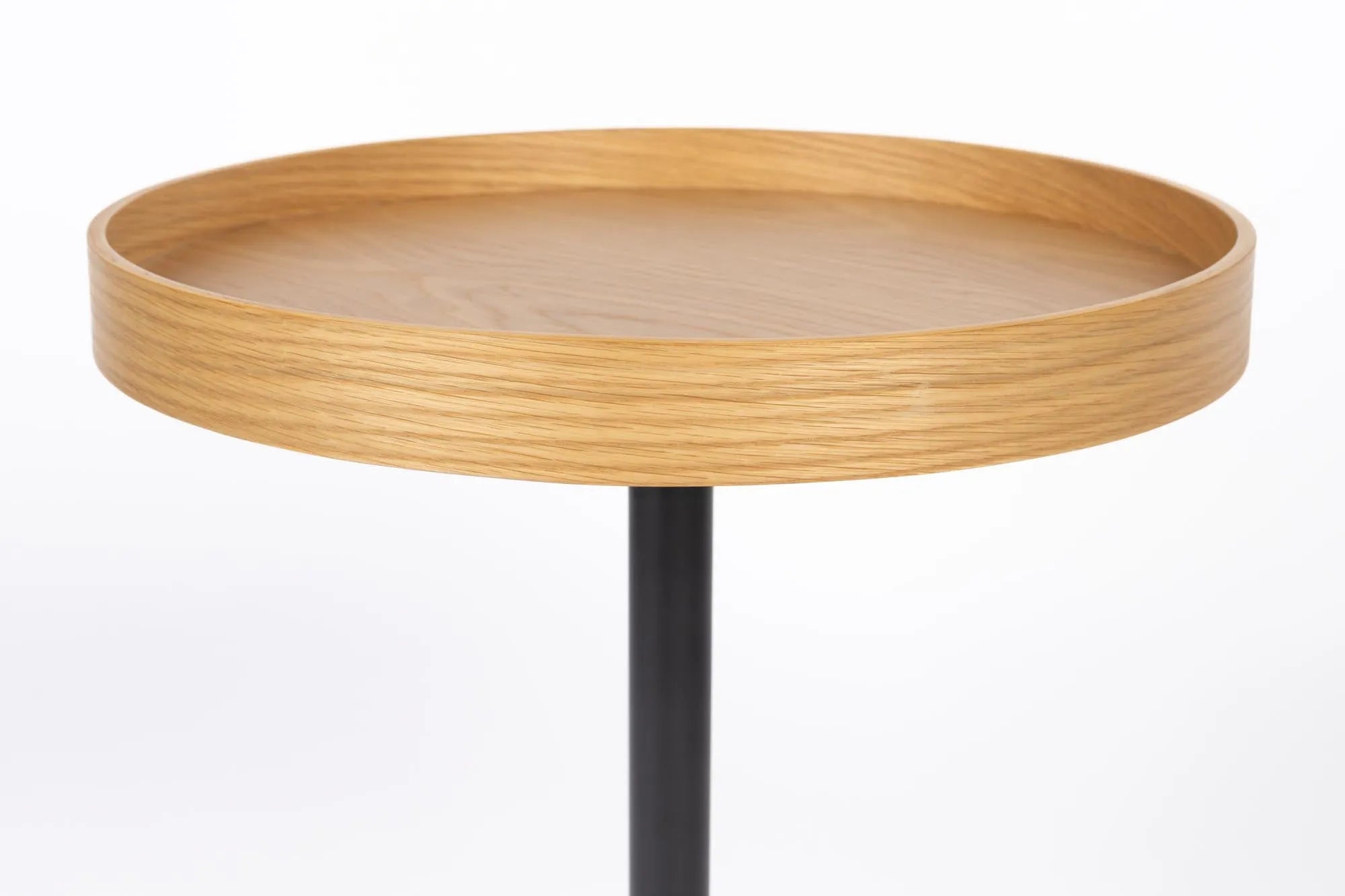 Der Beistelltisch Yuri S vereint robustes Holz mit industriellen Eisenbeinen für einen modernen, vielseitigen Look.