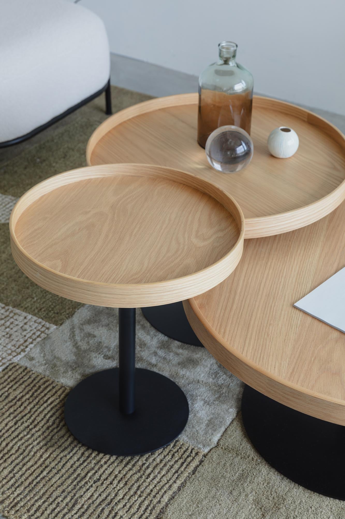 Moderner Beistelltisch Yuri S von White Label Living, kompakt und elegant, ideal für vielseitige und stilvolle Einrichtung.