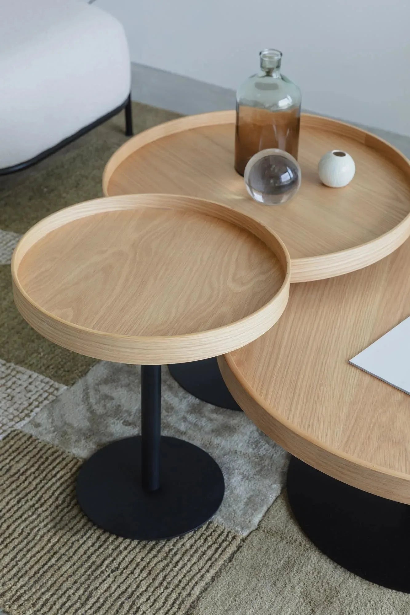 Moderner Beistelltisch aus Eichenholz mit stabiler Eisenrahmen, vielseitig einsetzbar, minimalistisch und elegant. Perfekt für jeden Wohnstil.