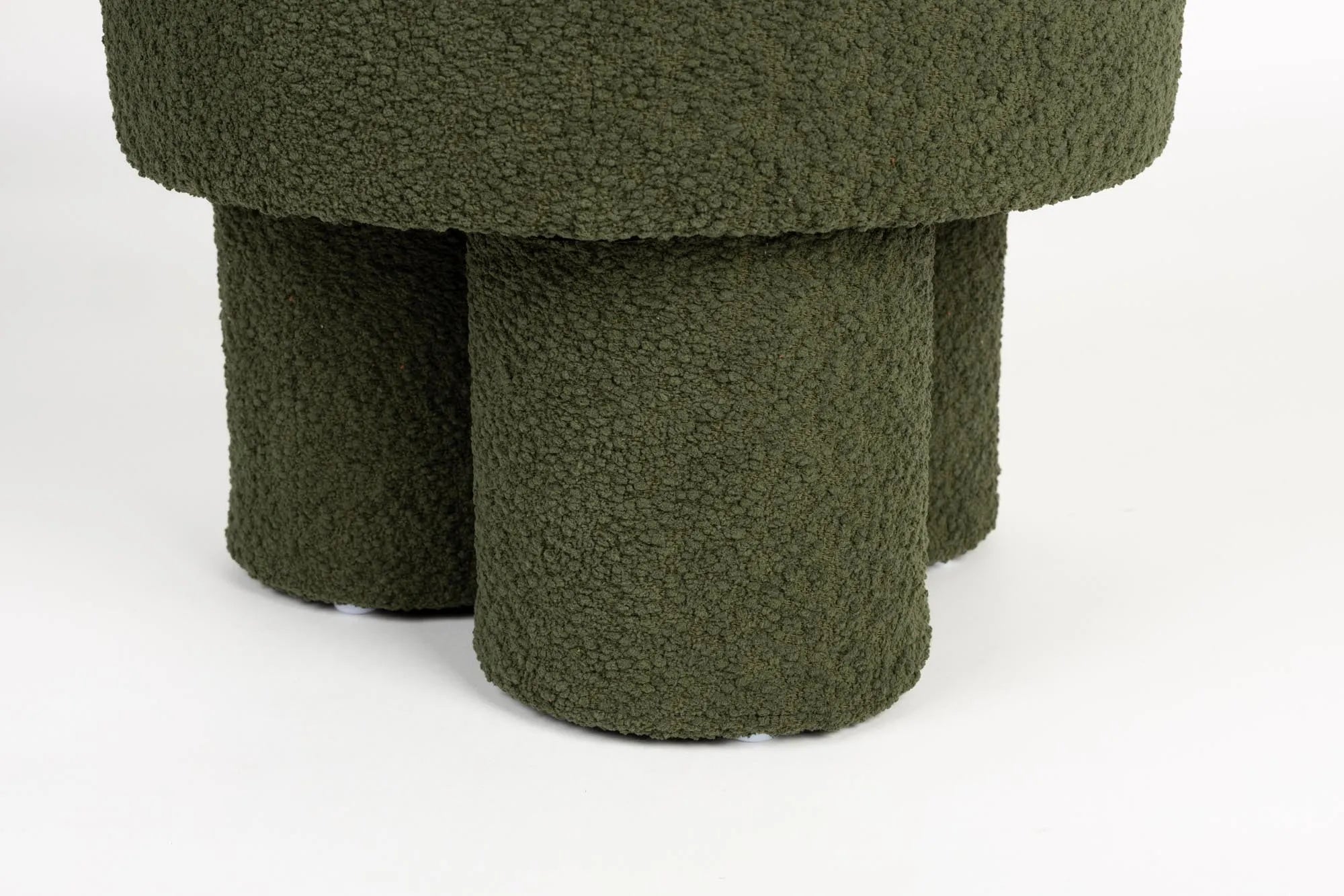 Der Hocker Marcos: Eleganz trifft Komfort. Vielseitig einsetzbar, aus robustem Polyester, ideal für jeden Wohnstil.
