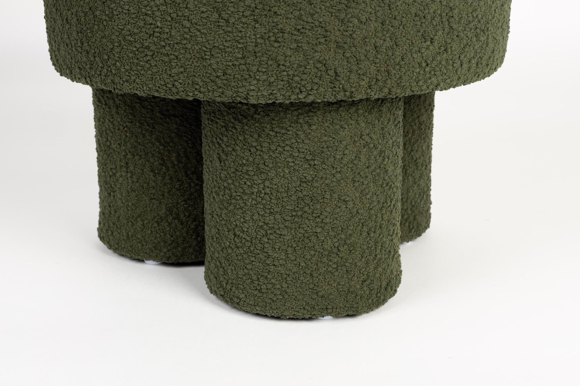 Der Hocker Marcos: Eleganz trifft Komfort. Vielseitig einsetzbar, aus robustem Polyester, ideal für jeden Wohnstil.