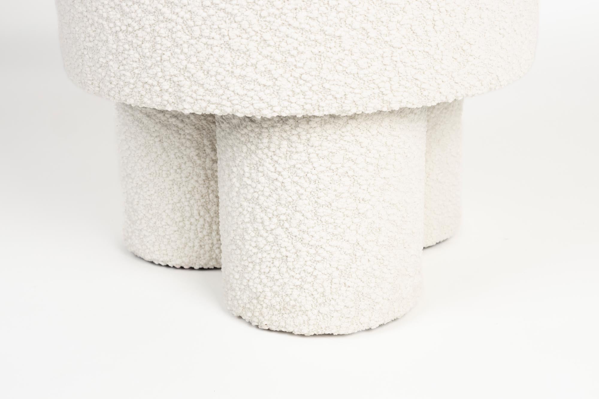 Der Hocker Marcos von White Label Living besticht durch modernes Design, hochwertige Materialien und flexible Einsatzmöglichkeiten.