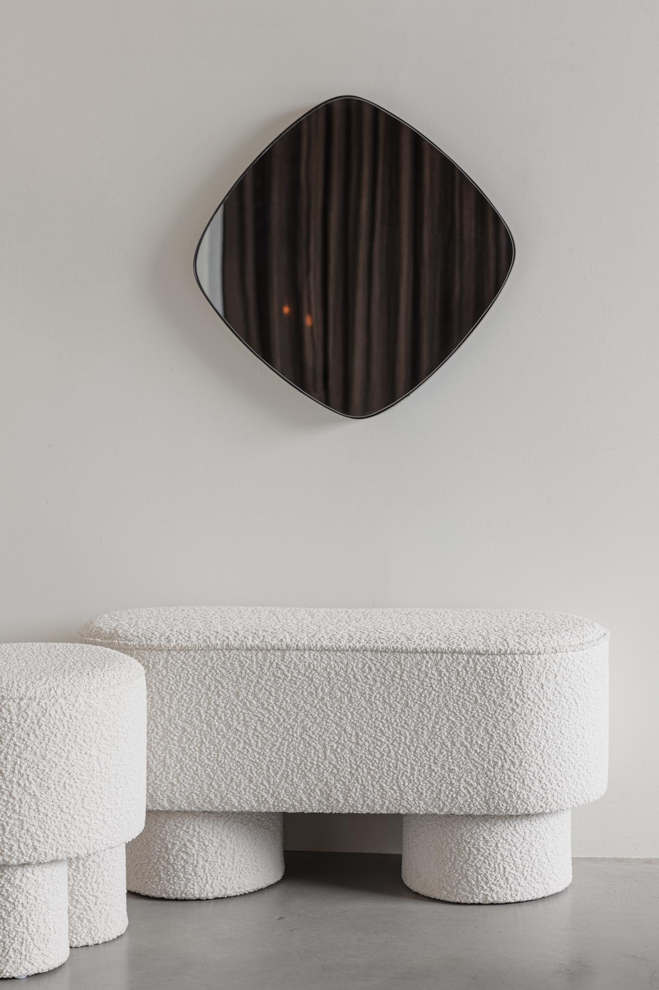 Moderne Bank Marcos von White Label Living: Robustes Kiefernholz, elegantes Design und hoher Komfort für jedes Zuhause.