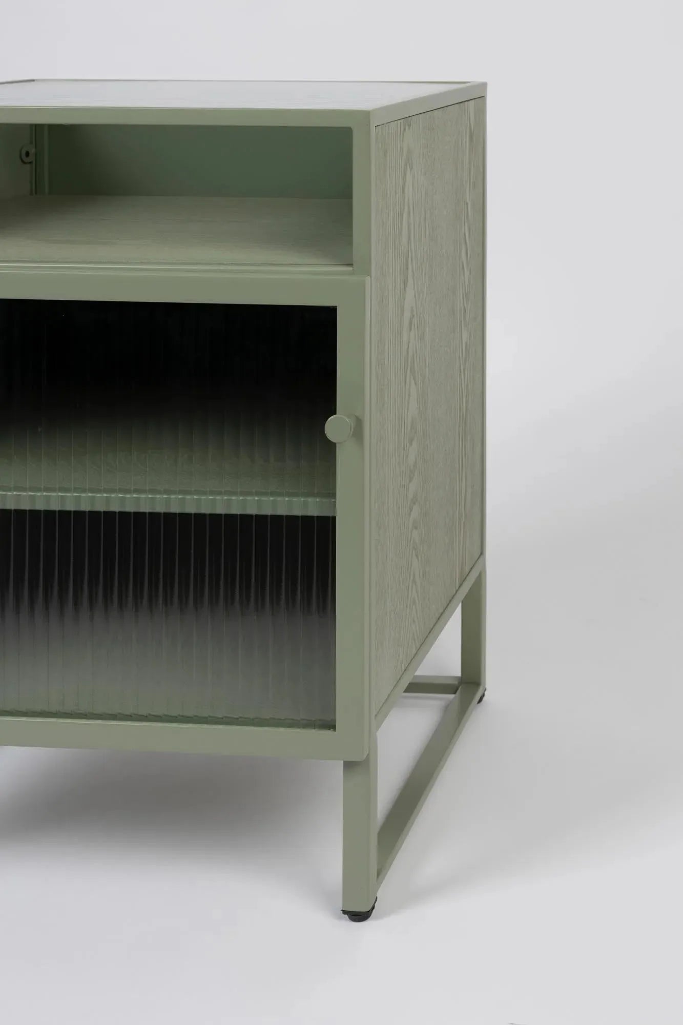 Kompaktes Cabinet Herbe: Eleganz trifft auf urbanen Minimalismus.