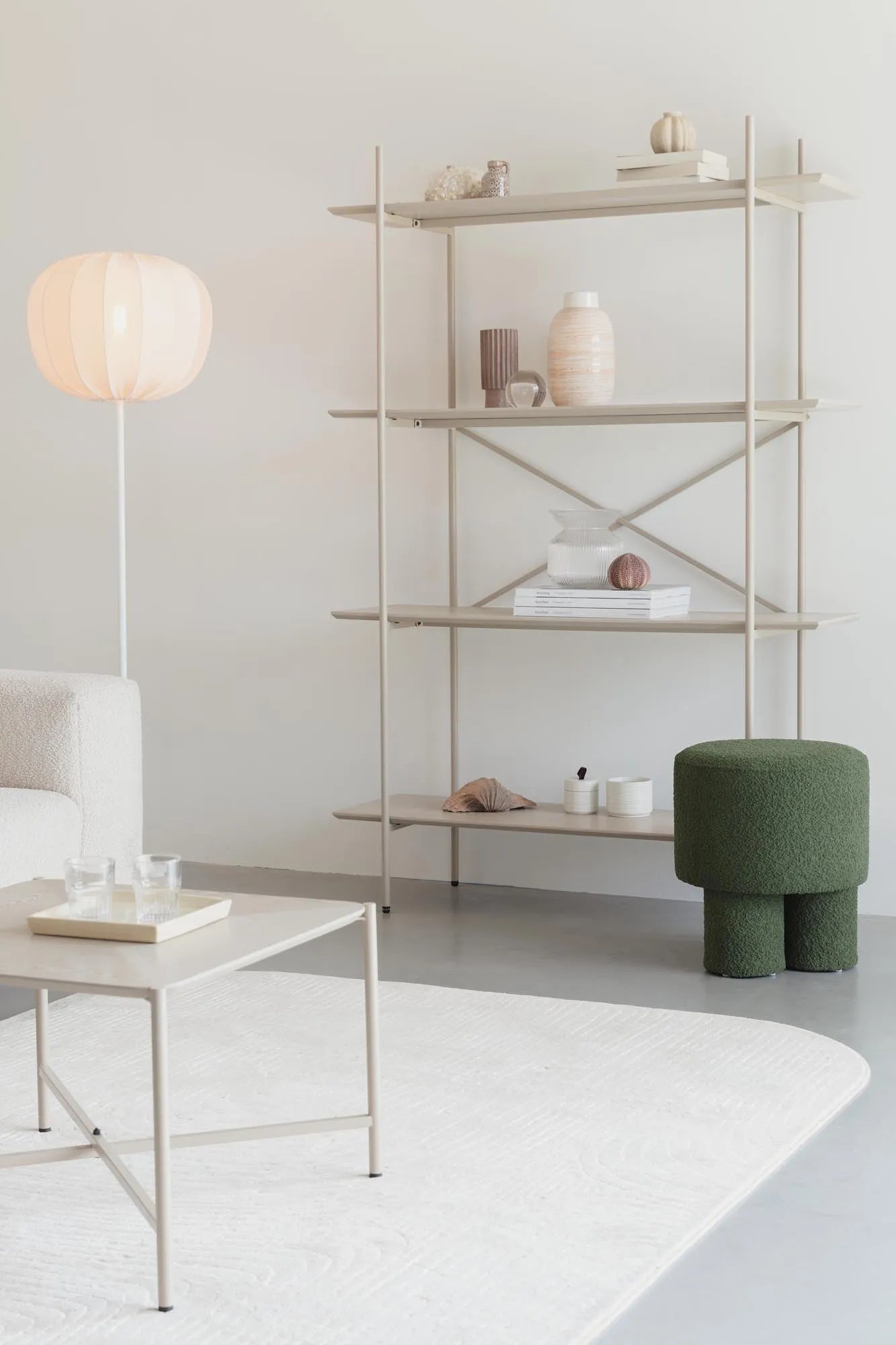 Elegantes Regal Marcio: Zeitloses Design von White Label Living.