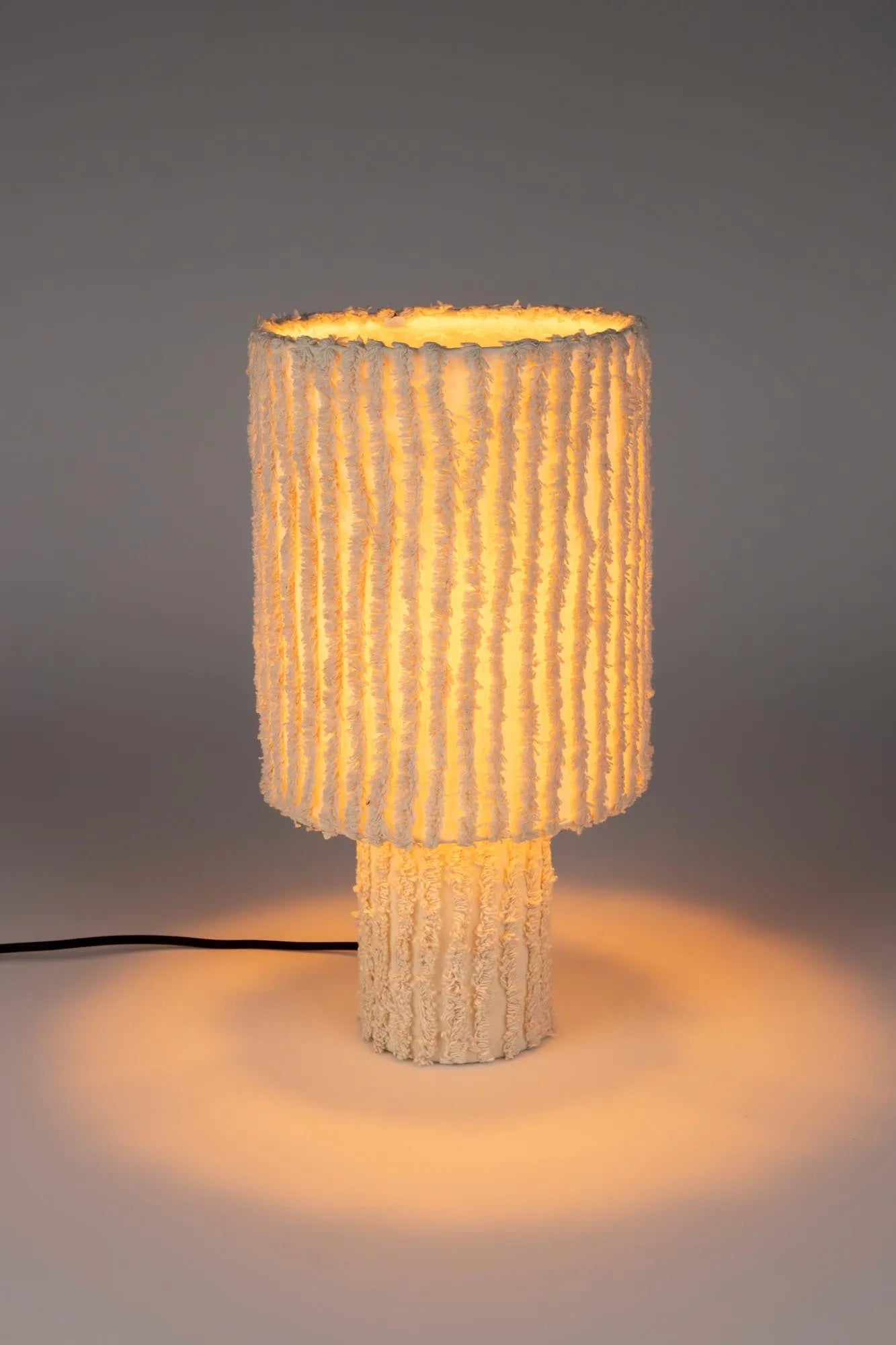 Die Tischleuchte Arjun kombiniert modernes Design mit hochwertigen Materialien und passt perfekt in jedes Zuhause.